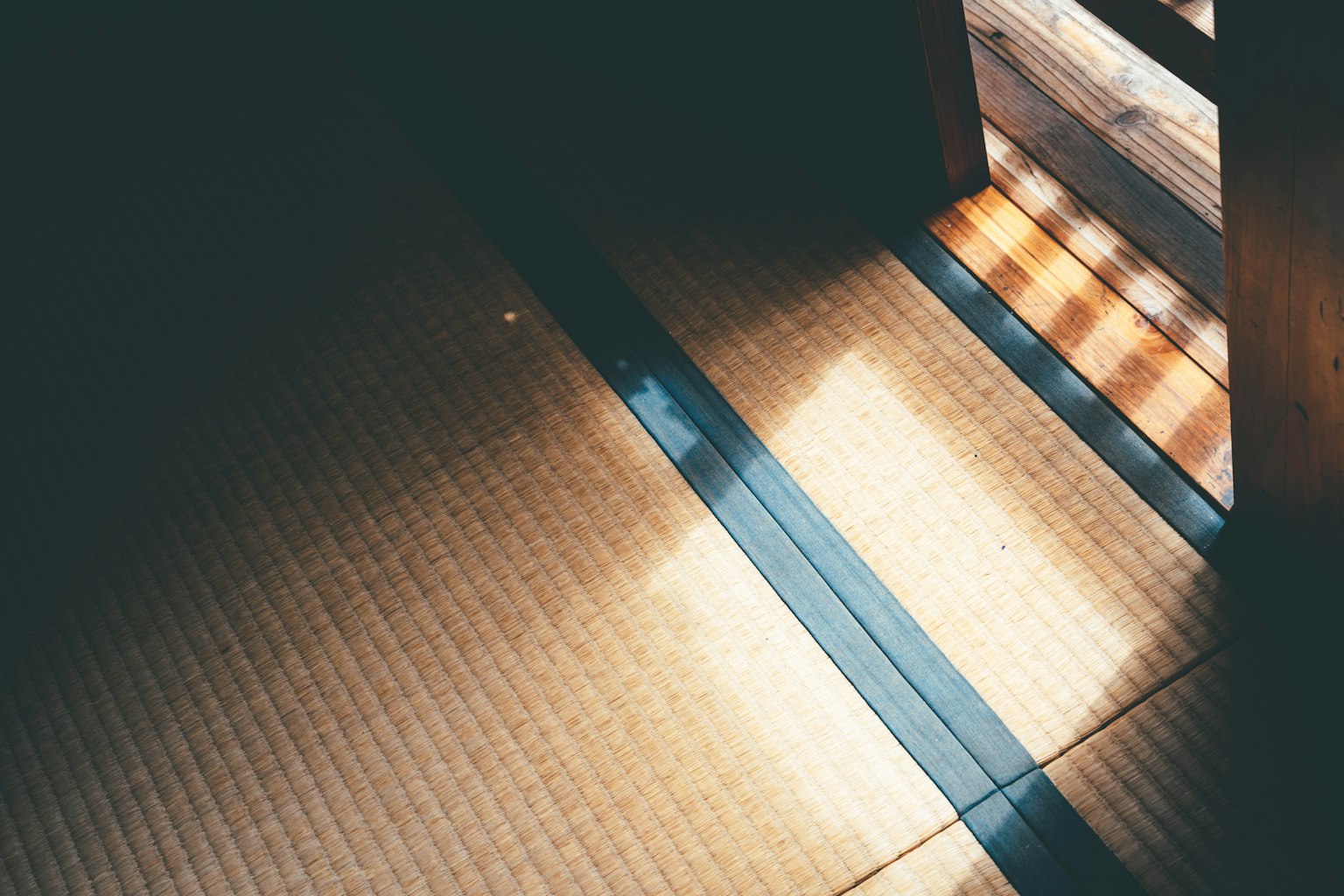 Contrast of light and shadow on tatami flooring