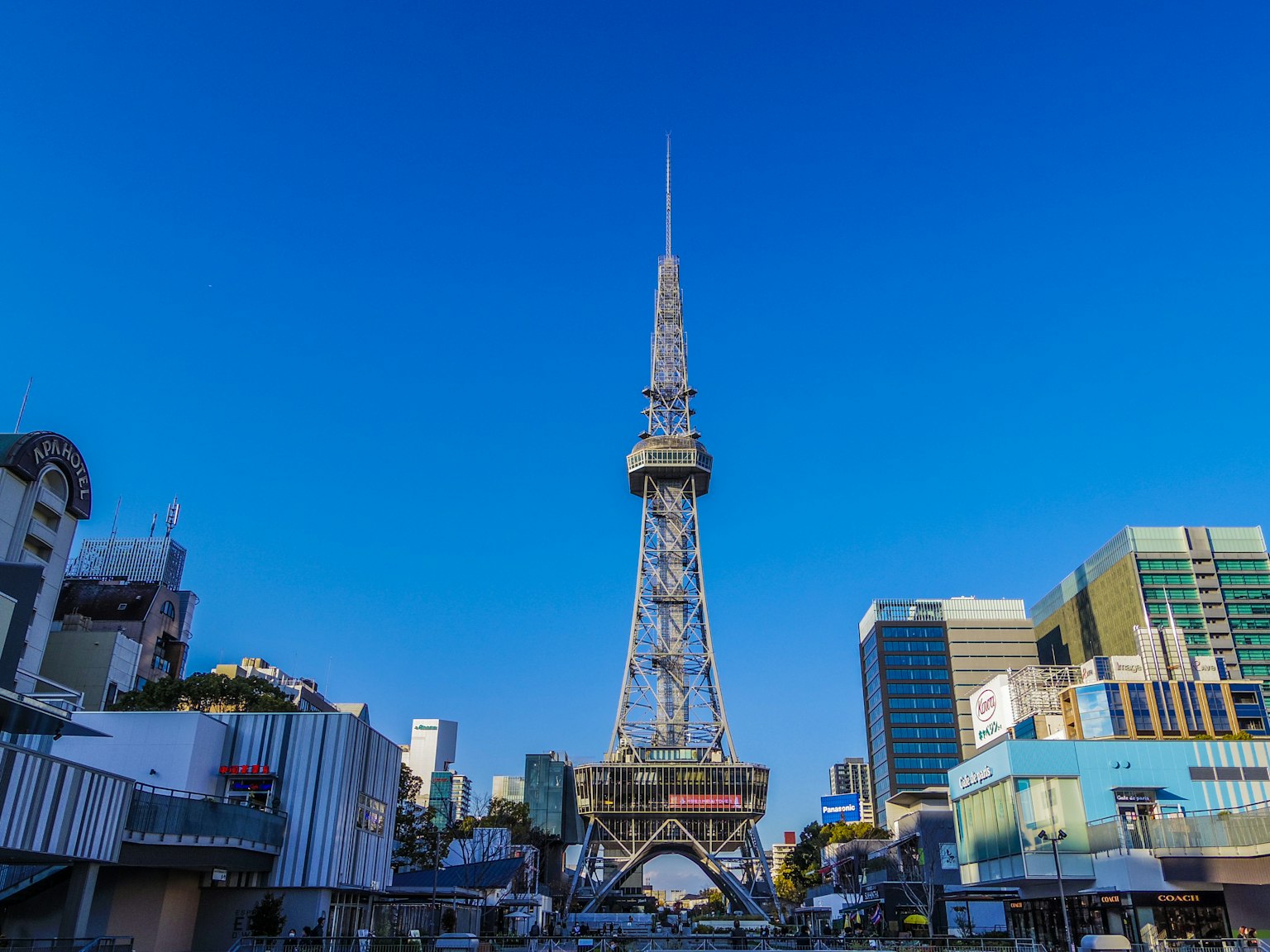 Tháp truyền hình Nagoya vươn cao dưới bầu trời xanh trong