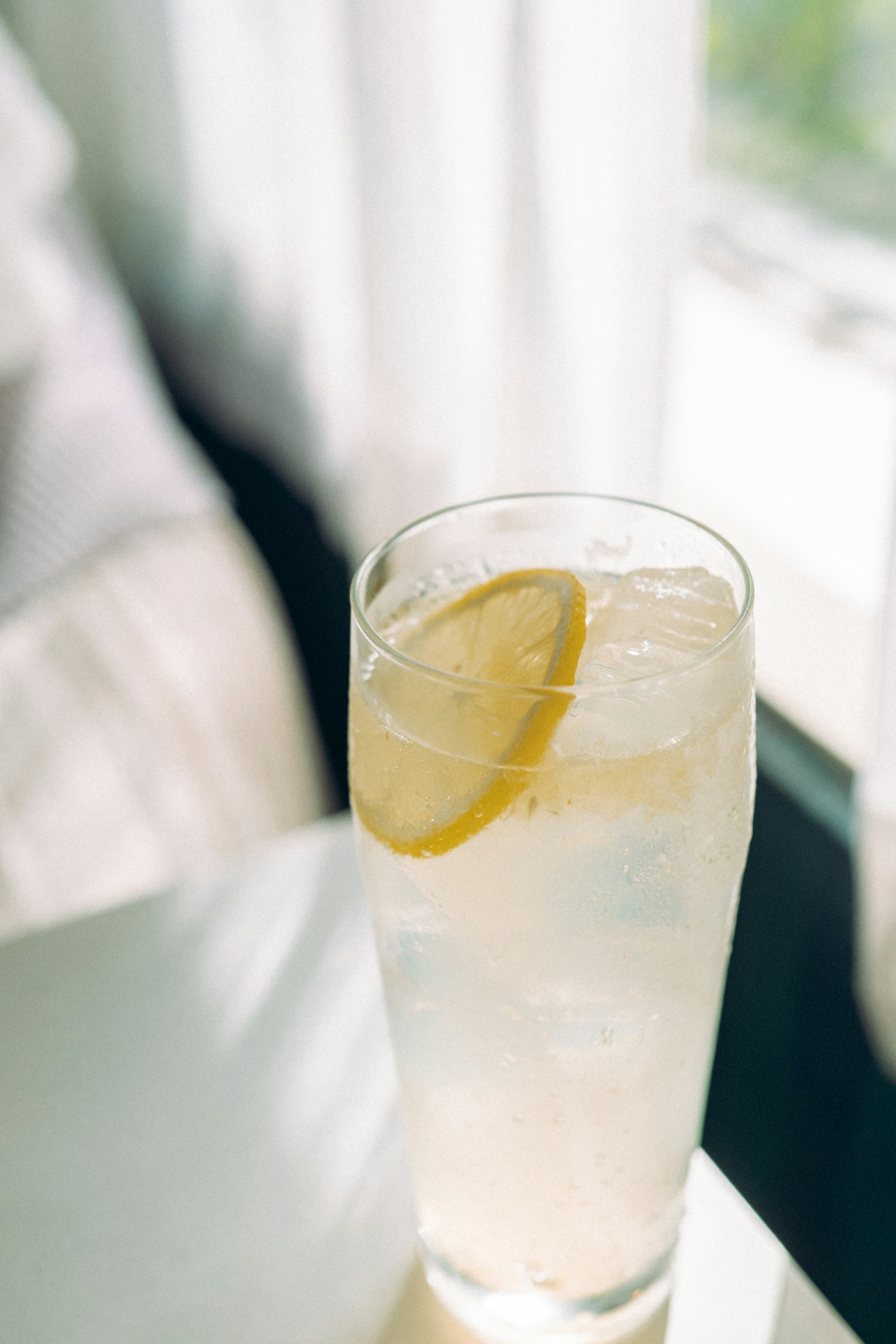 Segelas minuman lemon dengan es