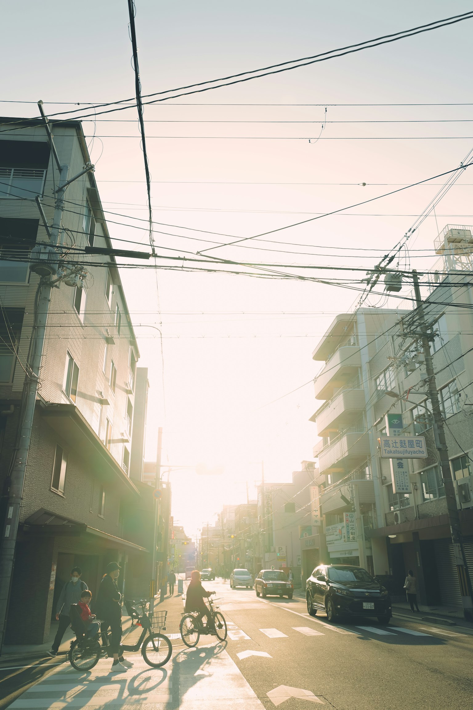 夕陽下的城市街道和自行車