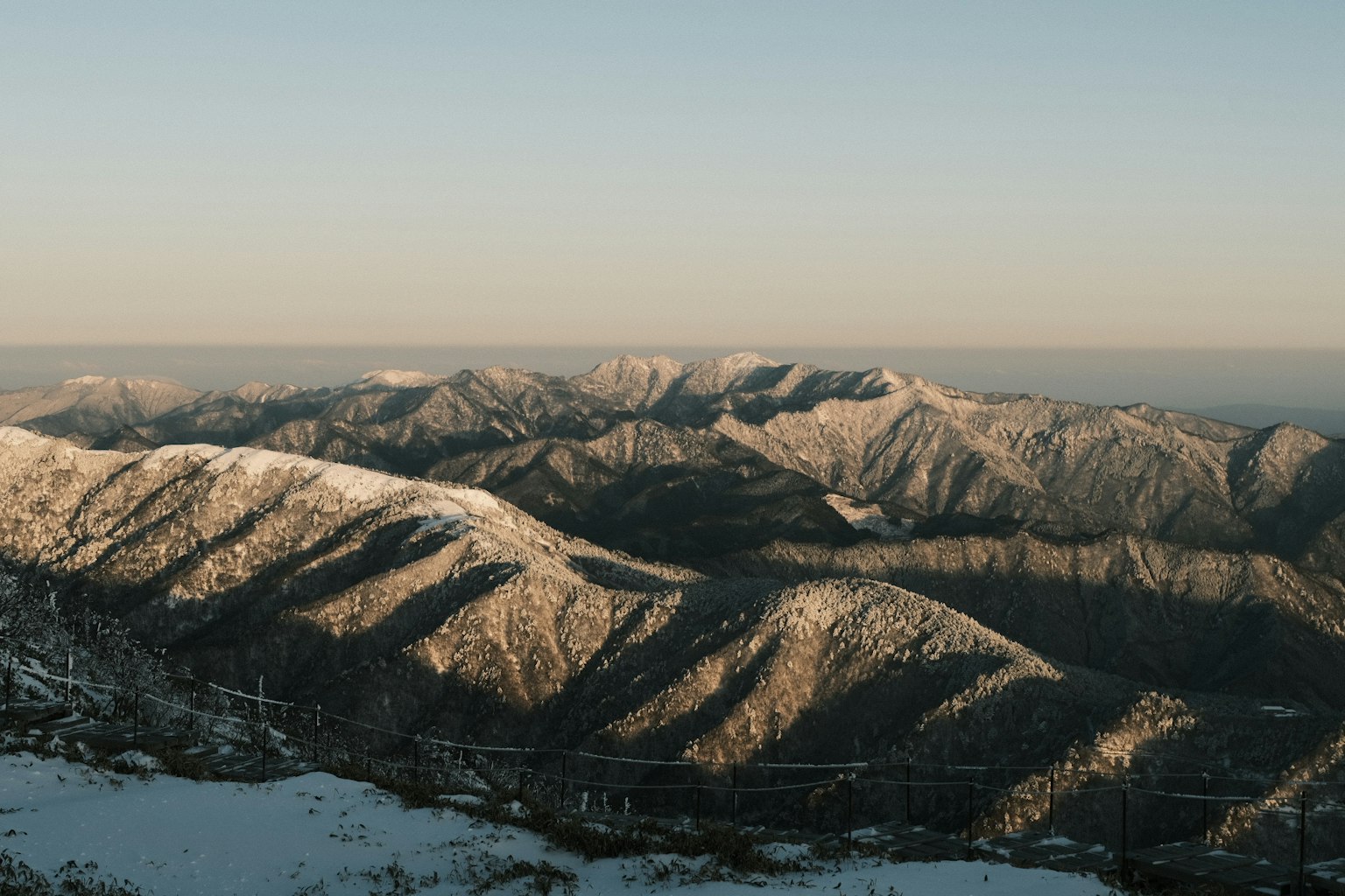 Paysage magnifique de montagnes enneigées