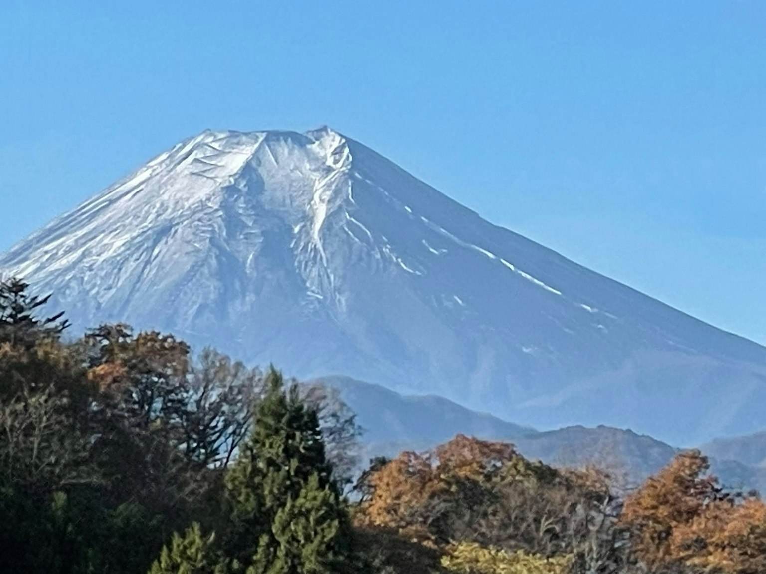 Vue magnifique du mont Fuji coiffé de neige