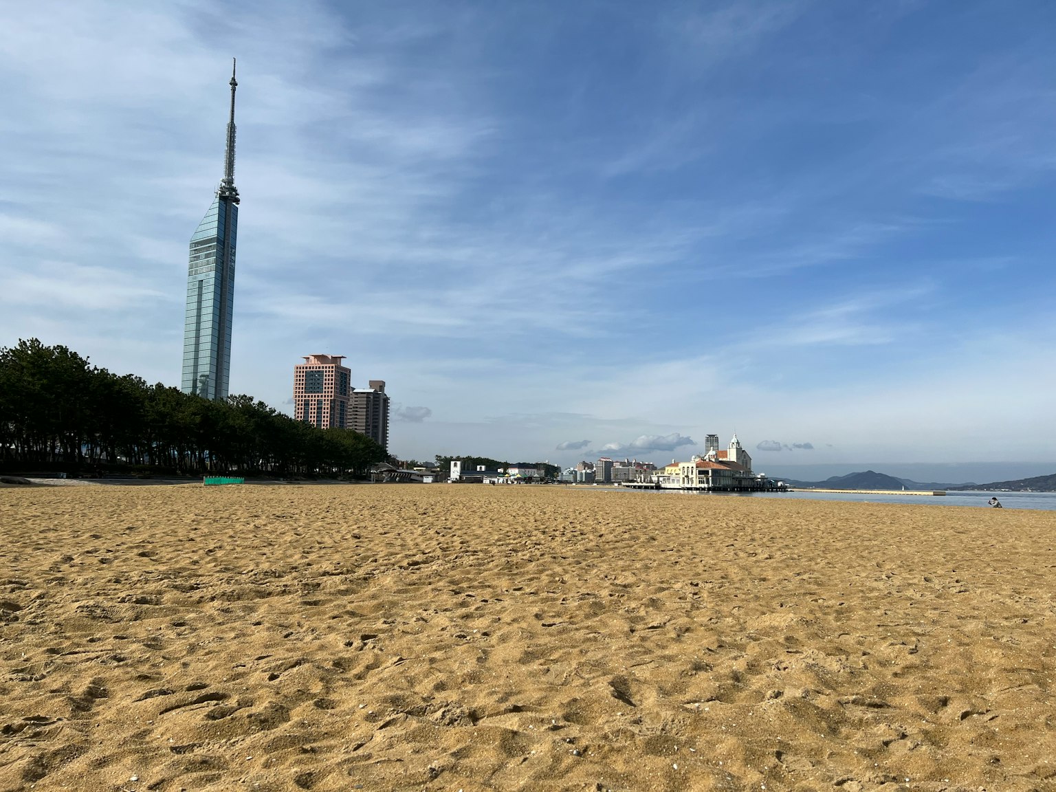 Vista di spiaggia con grattacieli e cielo blu