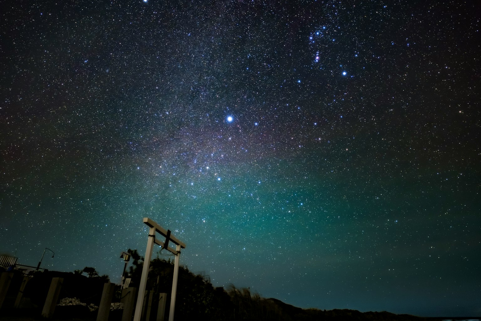 Ciel étoilé magnifique avec une porte torii au premier plan