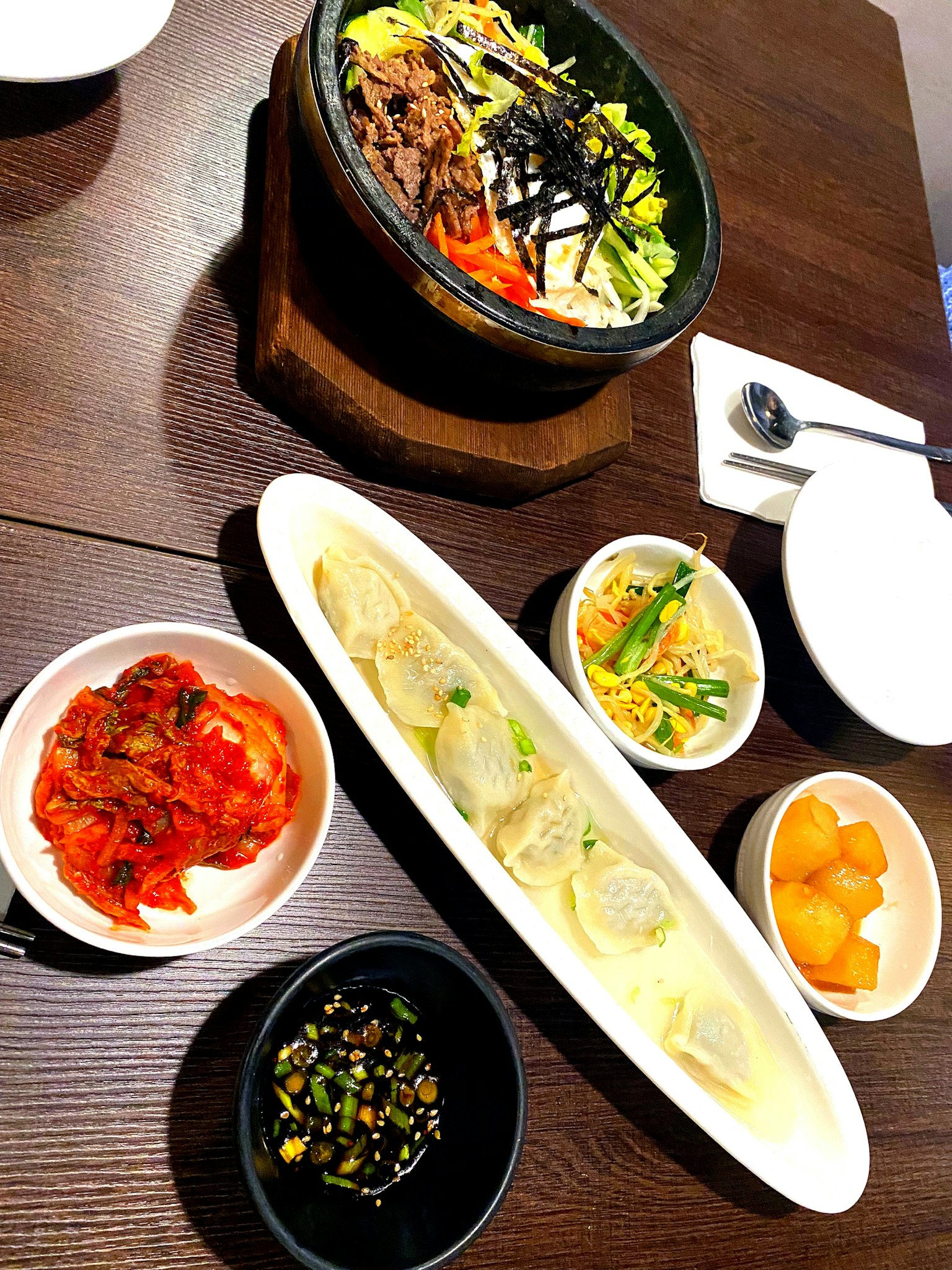 包含拌饭和多种配菜的韩国餐