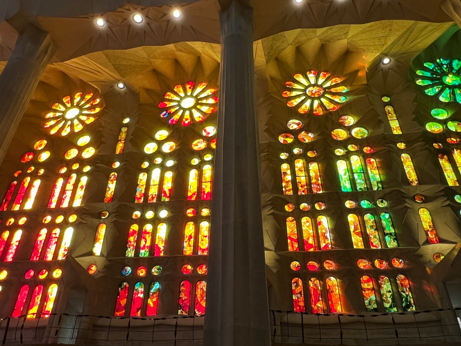 Lebendige Glasfenster, die das Innere der Sagrada Familia erleuchten