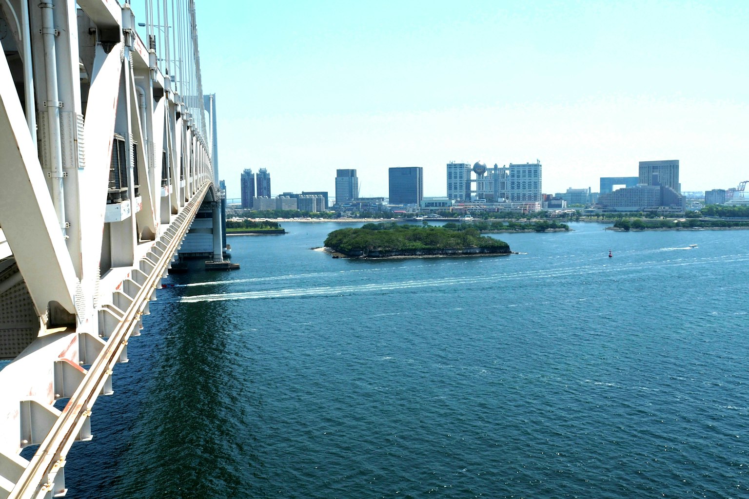 Blick auf die Bucht von Tokio und die Skyline der Stadt von der Rainbow Bridge