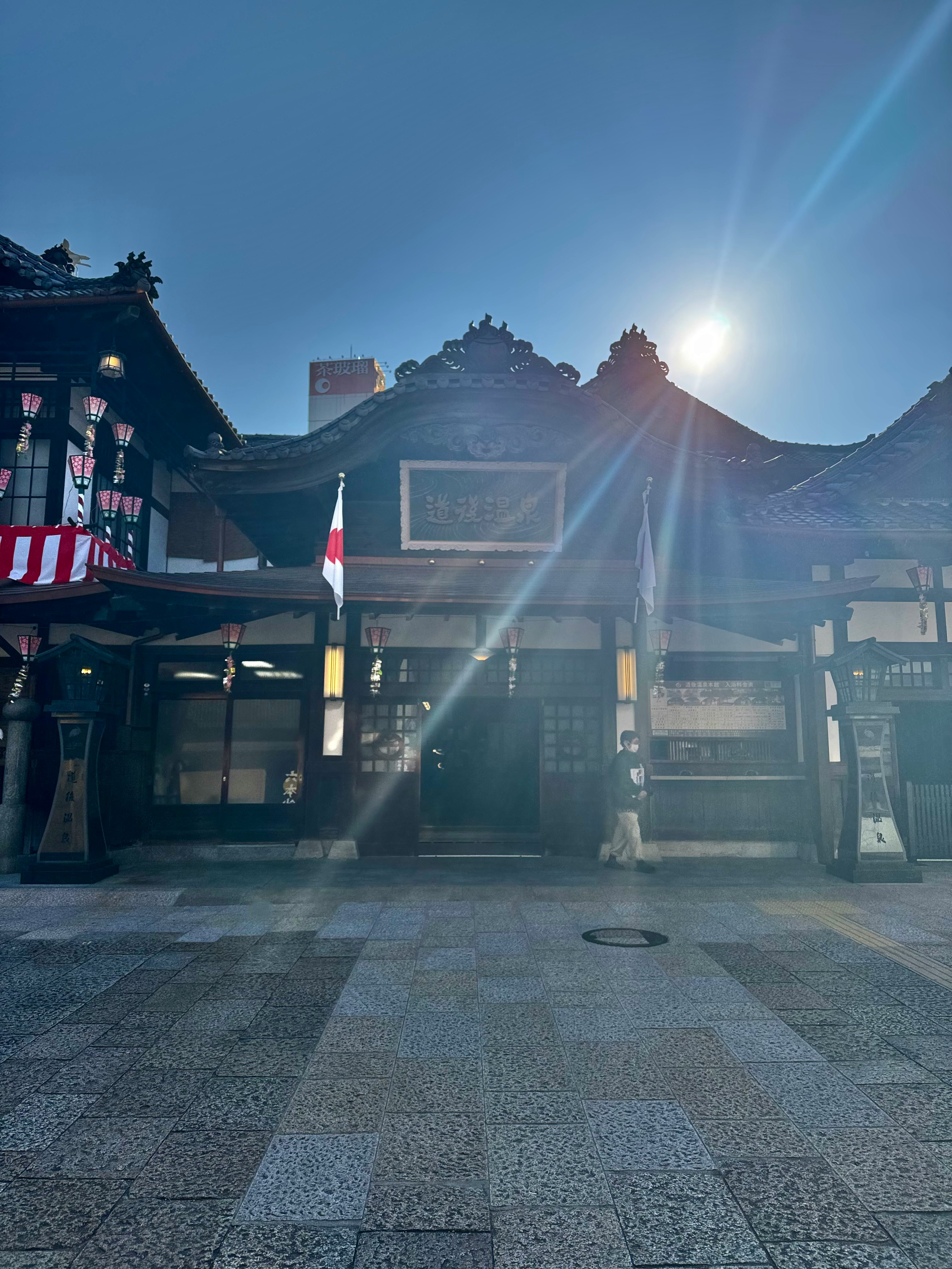 luz de la mañana en la entrada de un templo