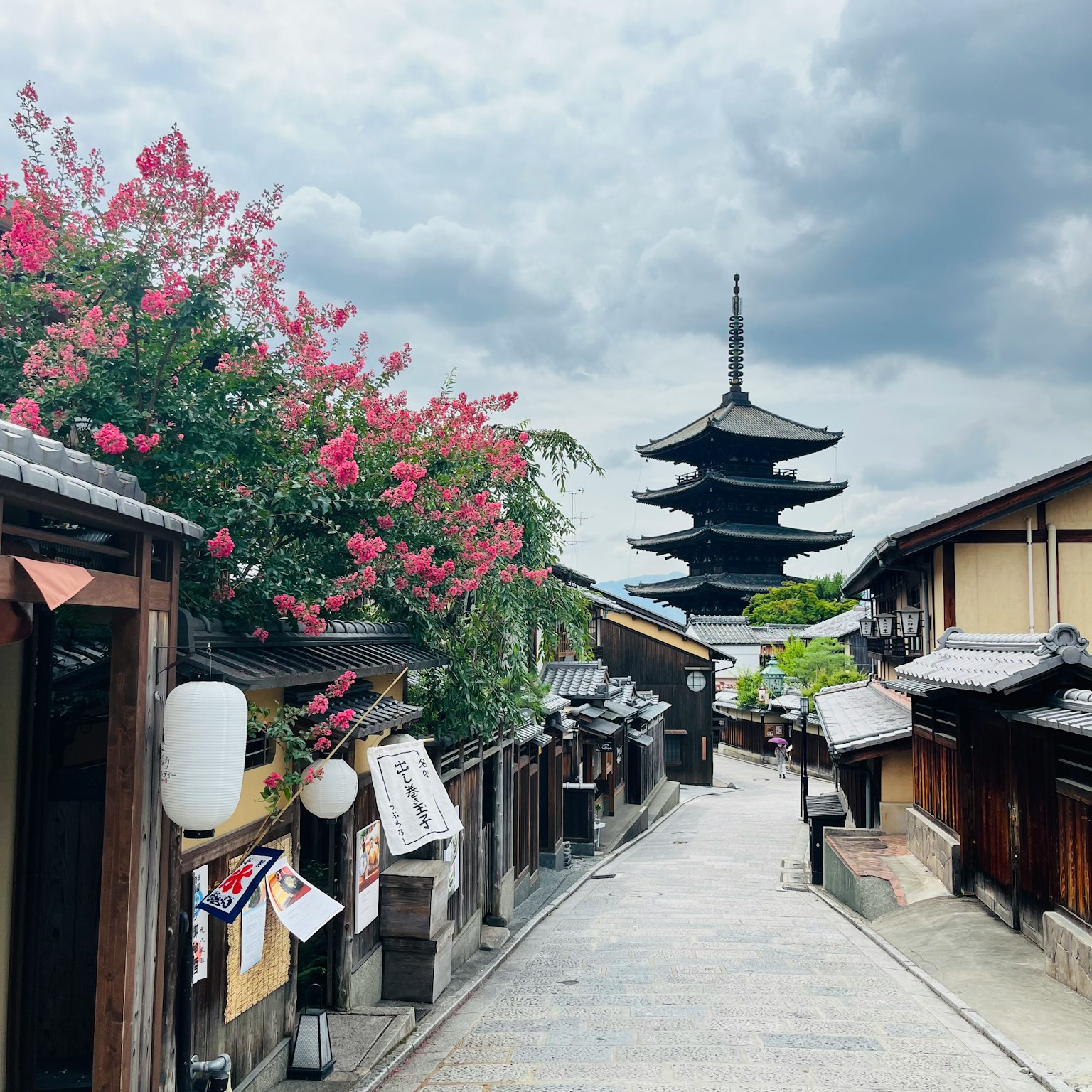 传统日本街道与塔楼的风景