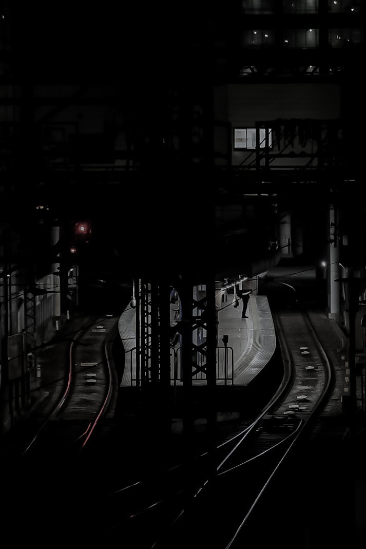 Bahnsteiggleise in einer Bahnhofsnacht