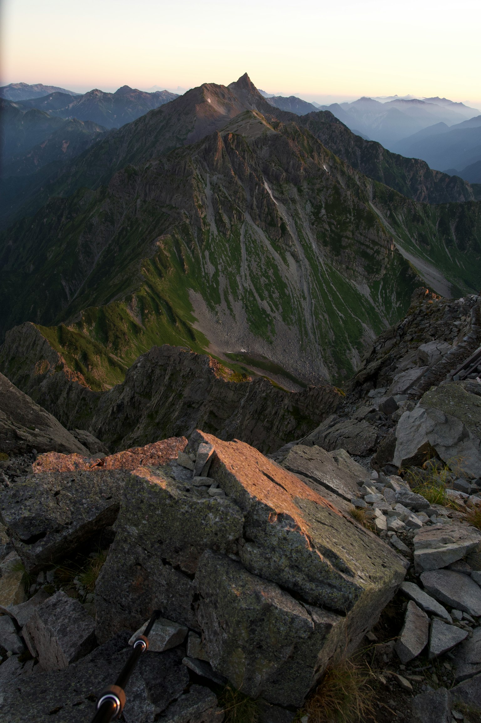 日落时的山脉和岩石形成的风景