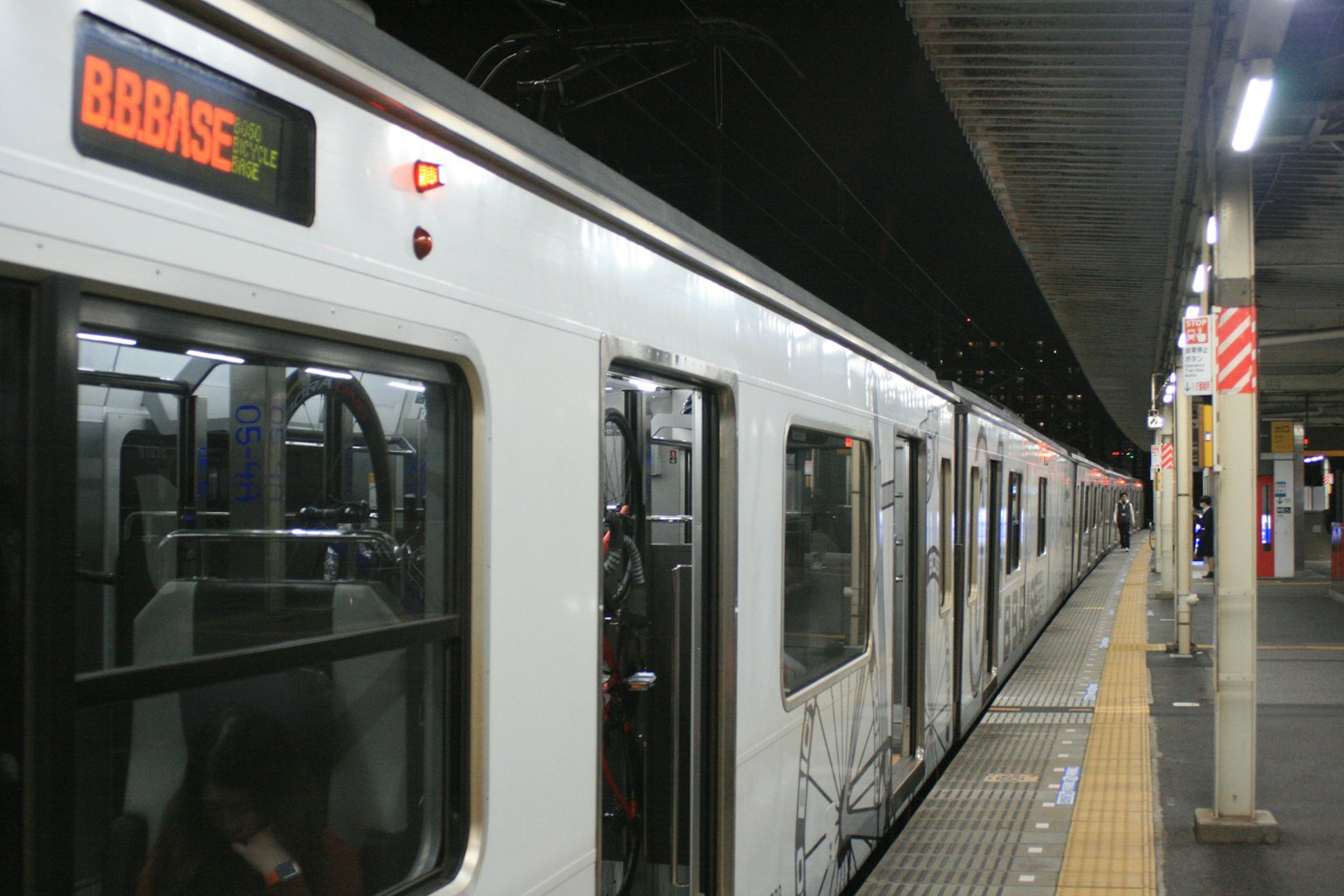 Treno bianco fermo alla stazione di notte