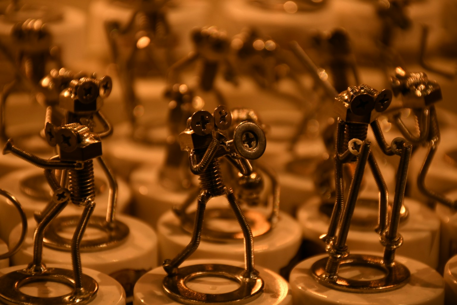 Una escena de figuras miniatura de metal dispuestas en varias poses de tocar instrumentos y bailar