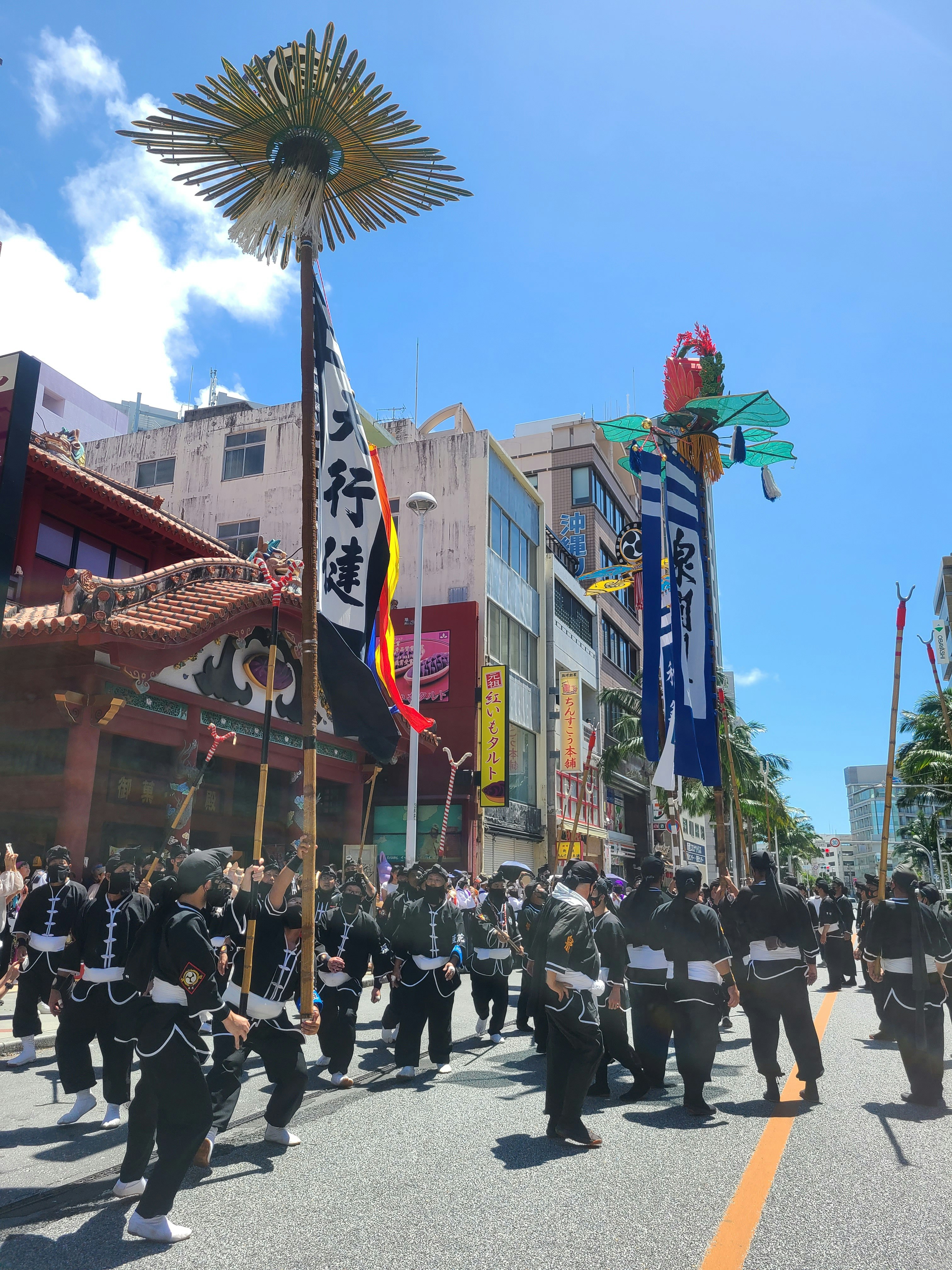 街头节庆旗帜下的太鼓队游行