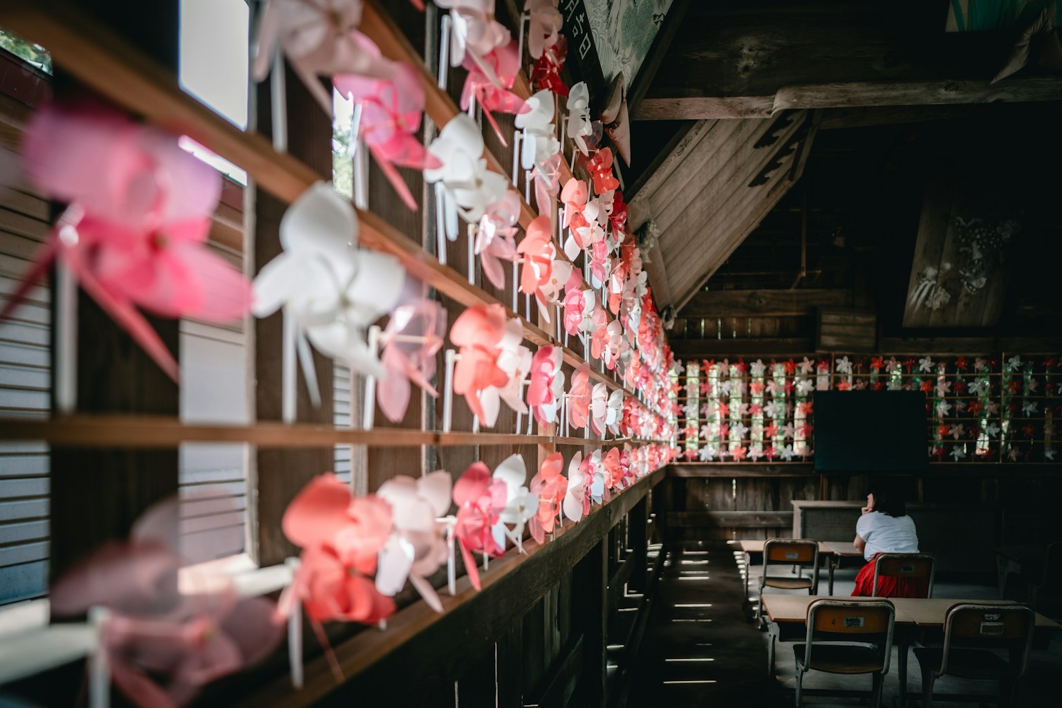室内景观，墙上装饰着五彩缤纷的丝带