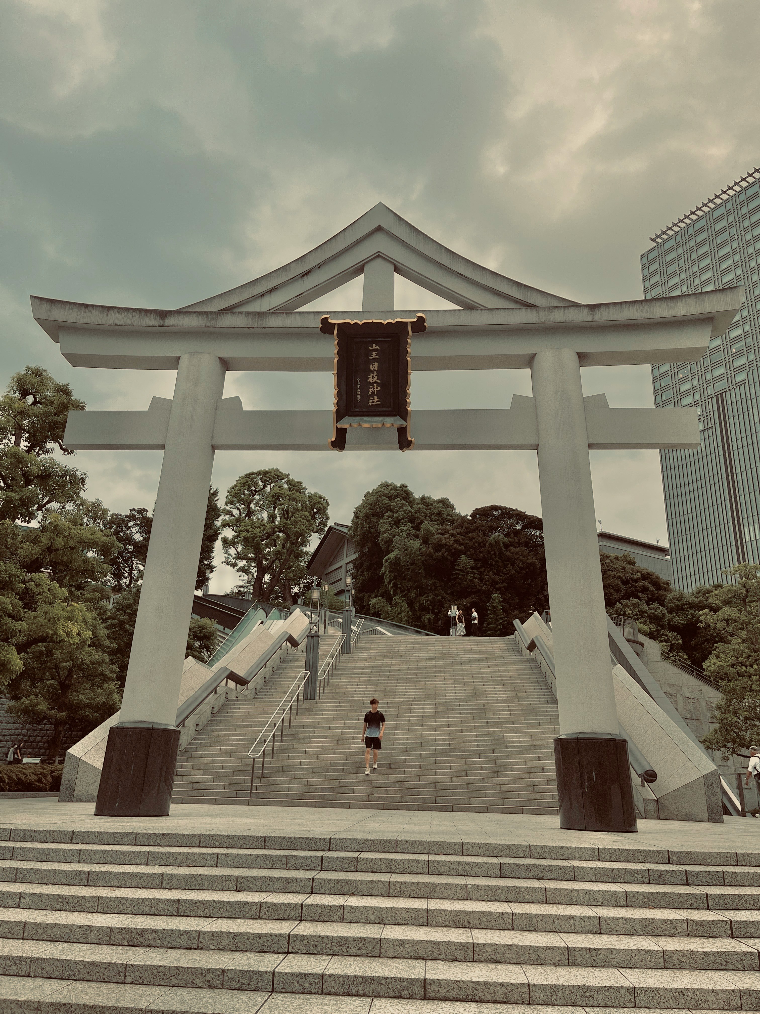 日枝神社の大鳥居と石段のある参道