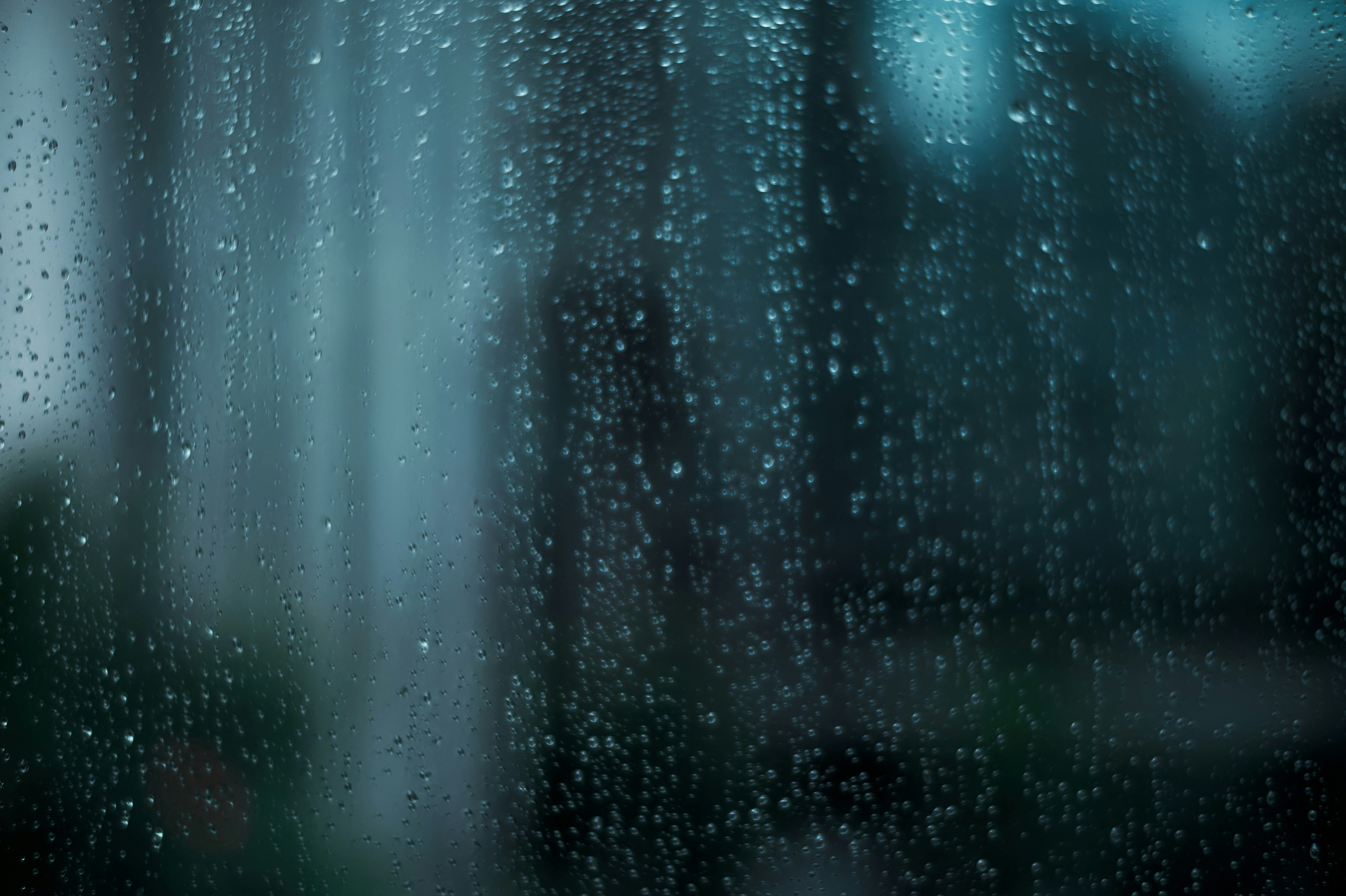 雨粒がガラスに付着する抽象的な背景