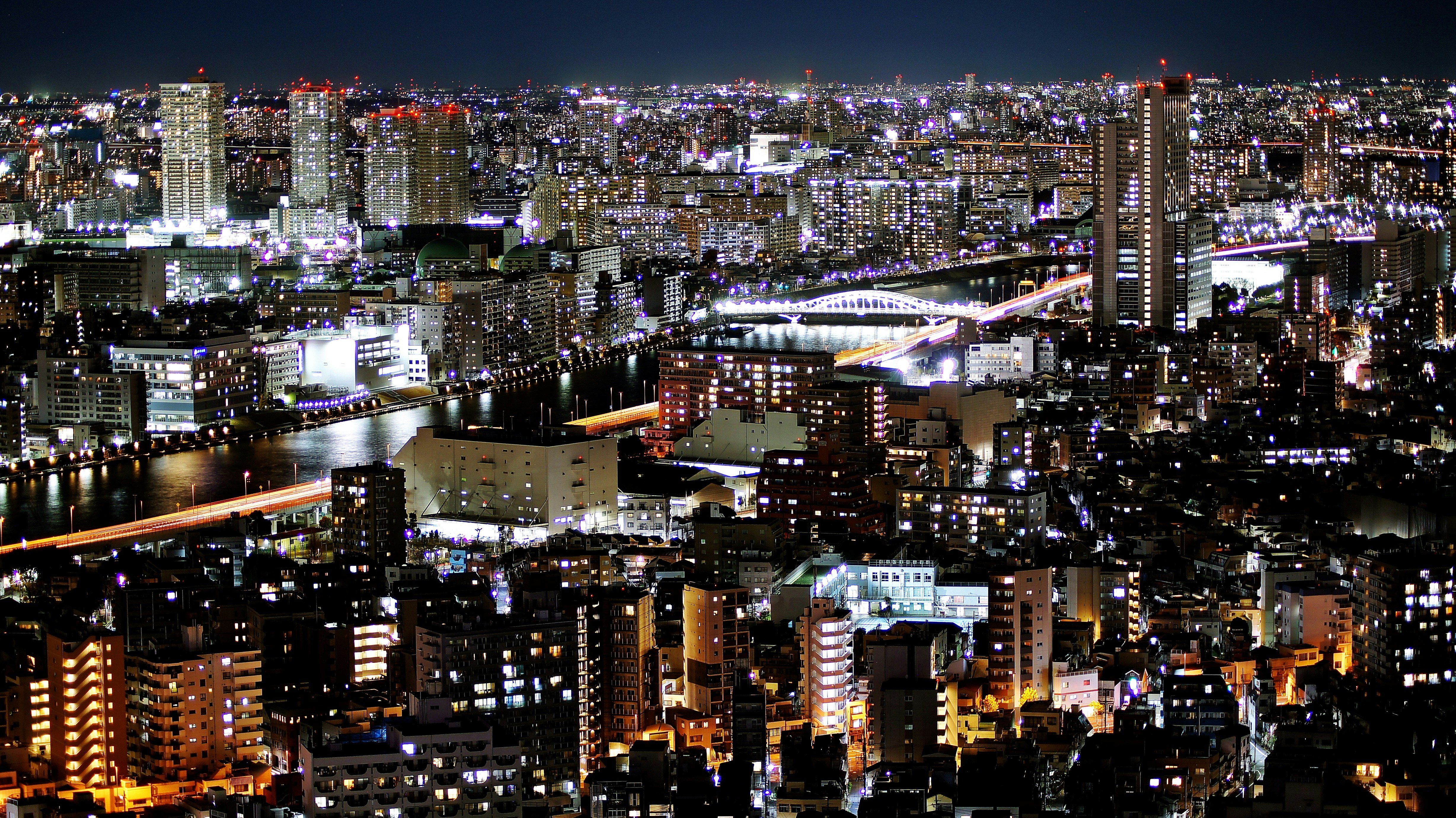 夜の墨田川と白髭橋周辺の東京の夜景