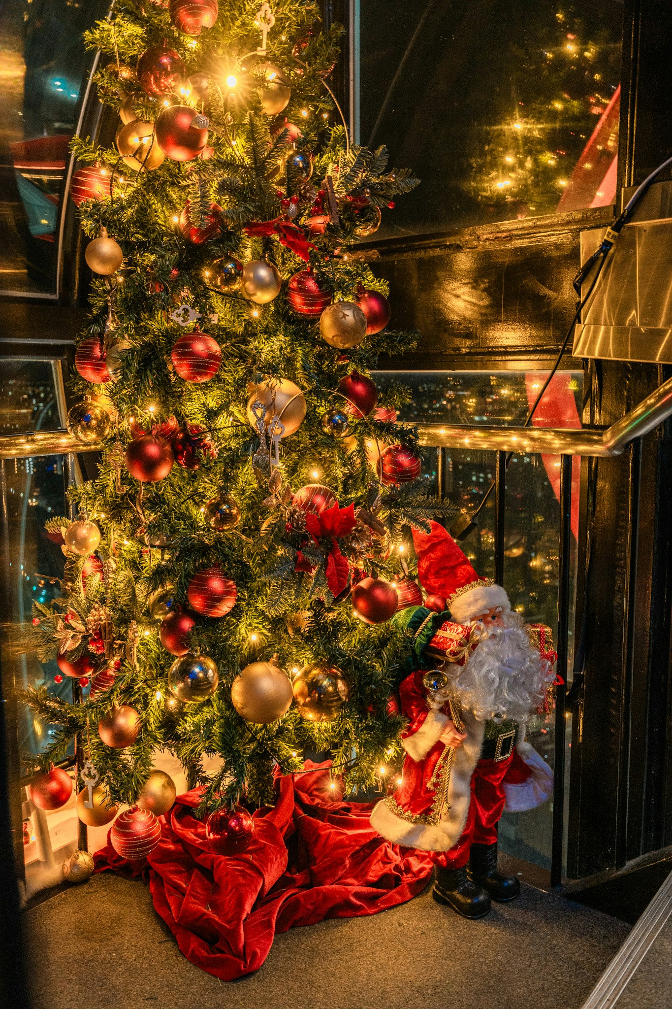 京都タワーの夜景を背景にしたクリスマスツリーの飾り