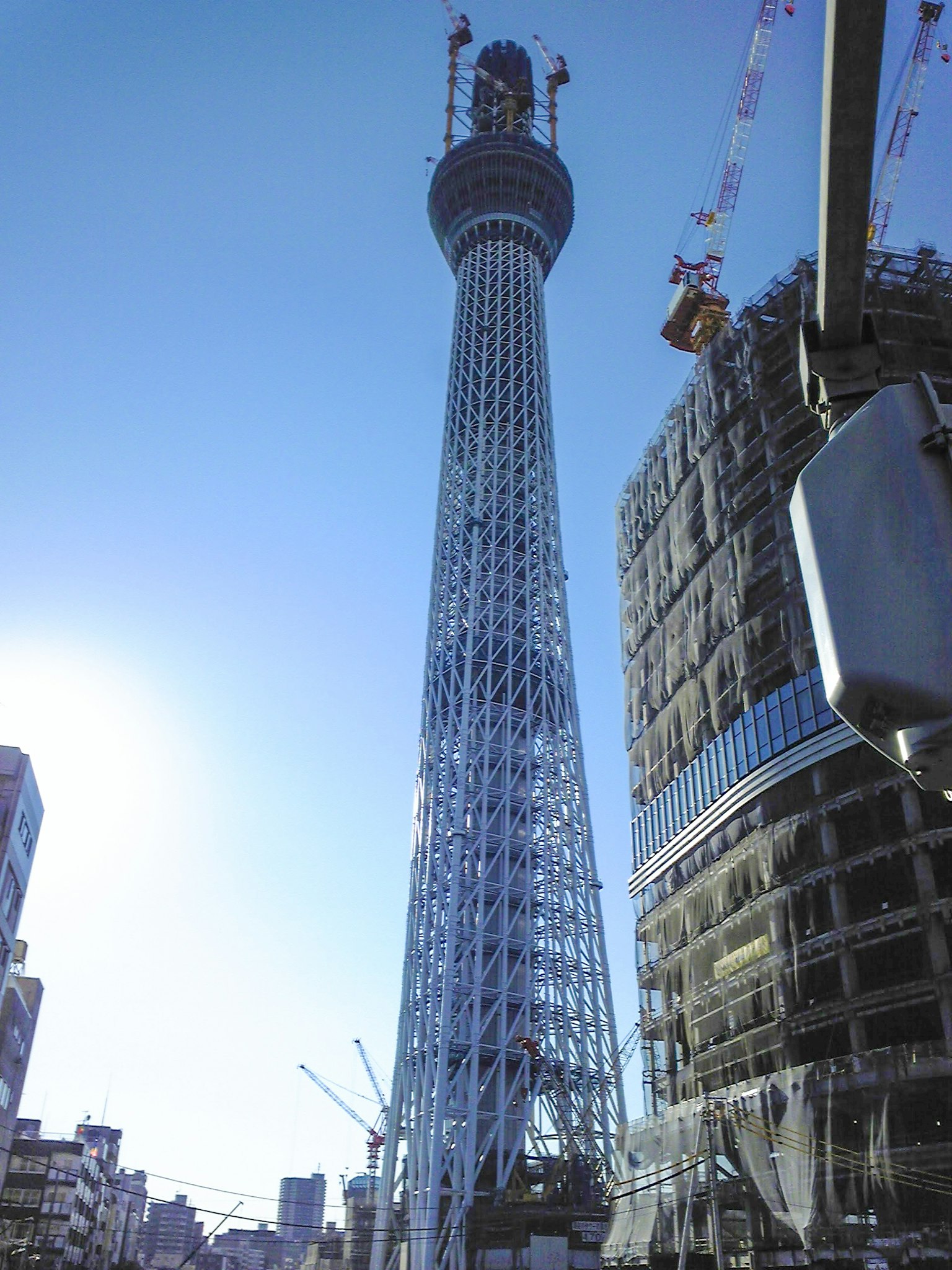 東京晴空下的東京塔在建