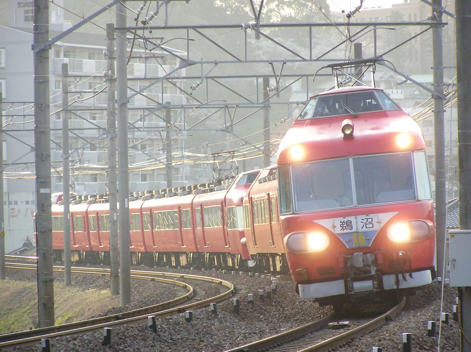 Kereta merah berbelok di rel