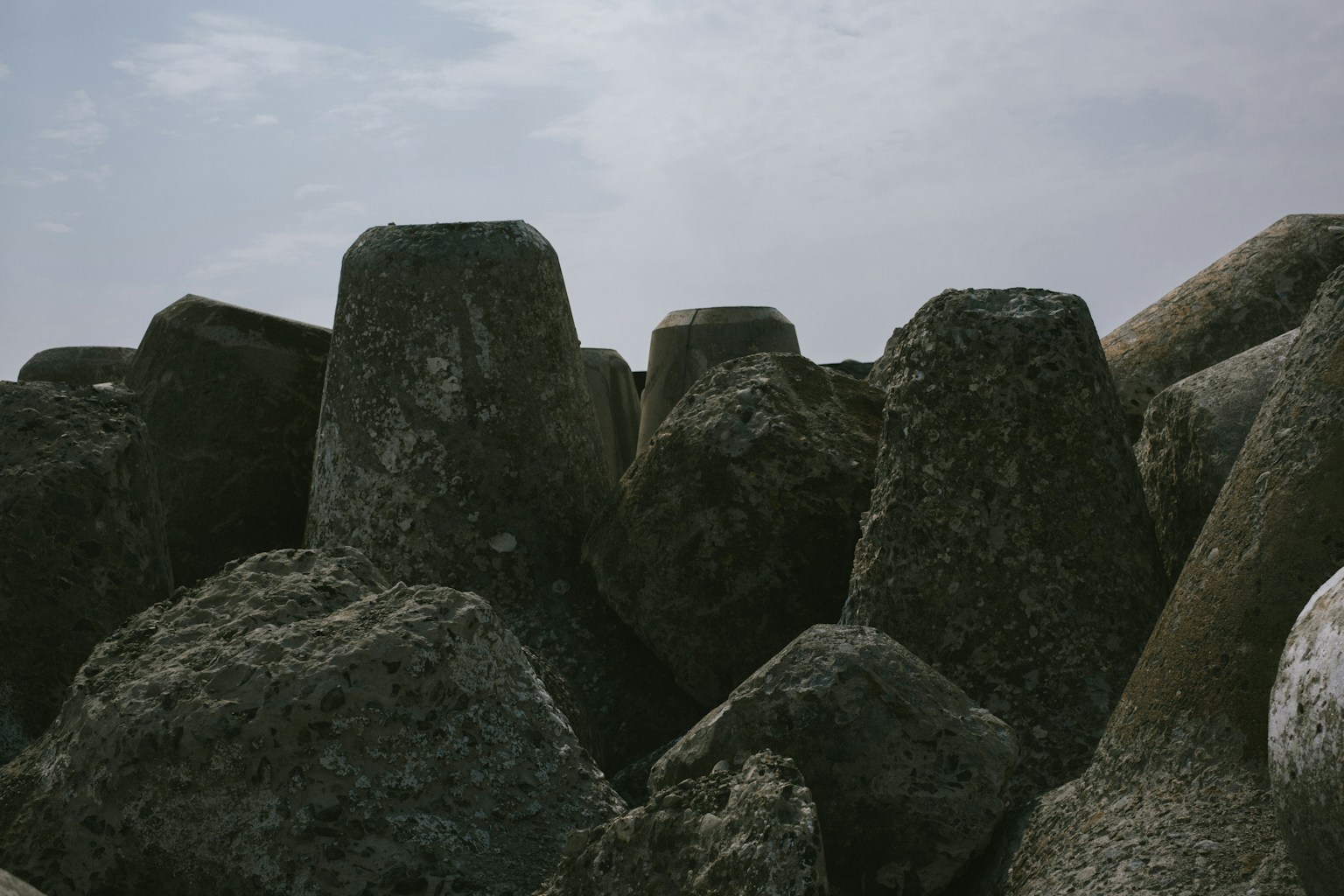 Groupe de blocs en béton le long de la côte