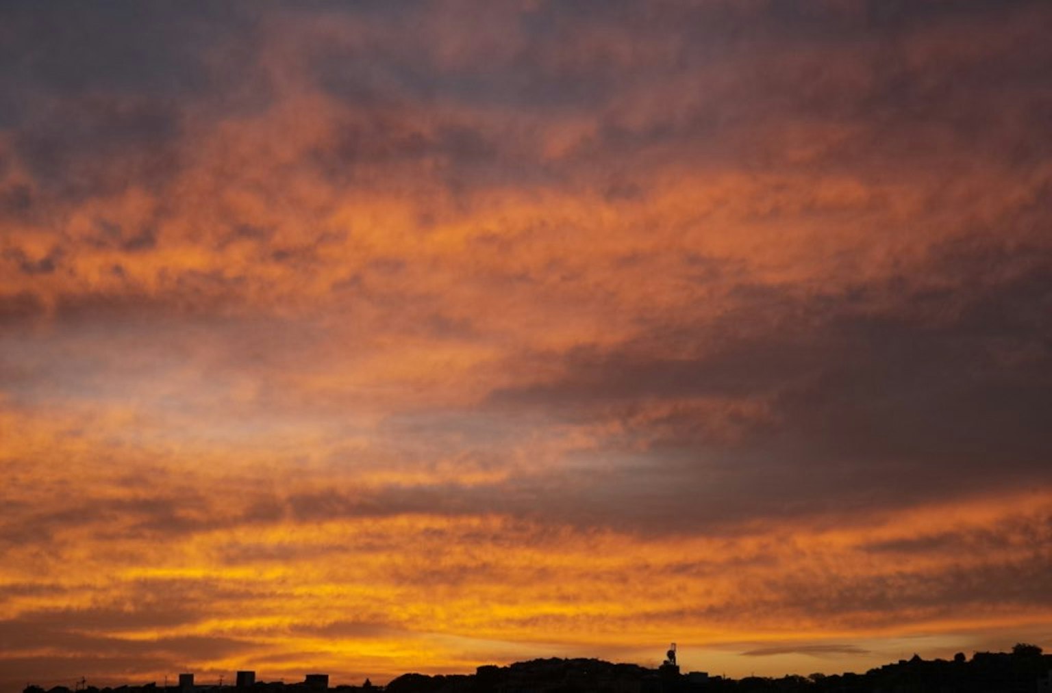 Ciel de coucher de soleil magnifique avec des nuances vives d'orange et de violet