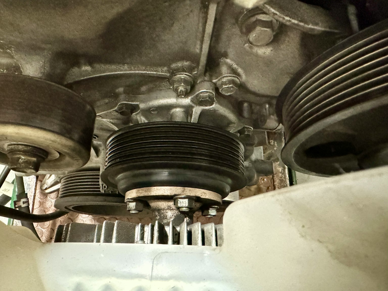 Vista cercana de poleas y componentes del motor