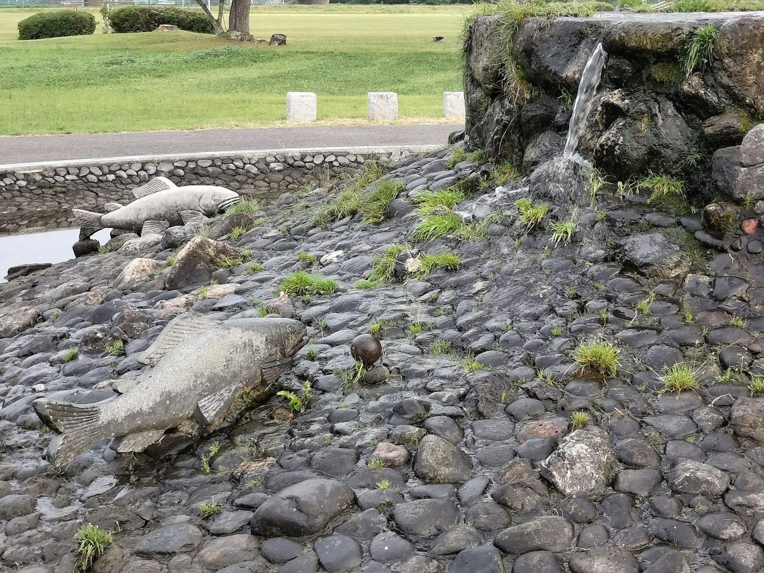 公園場景，特色石雕魚和小瀑布