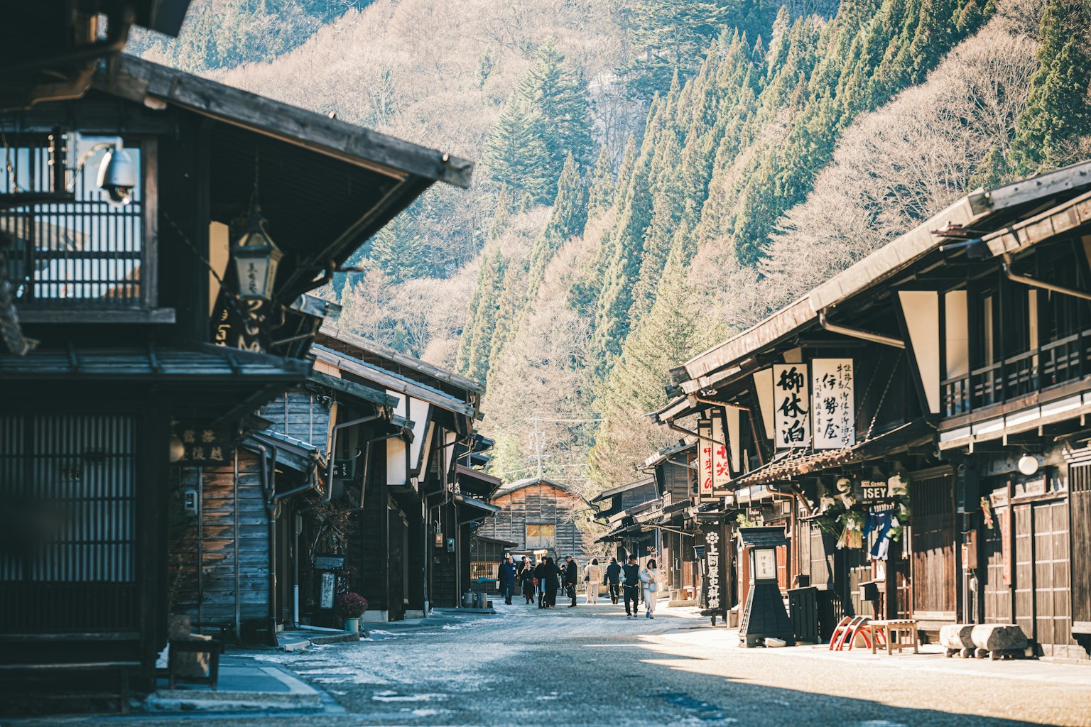 Thị trấn miền núi yên tĩnh với các tòa nhà gỗ truyền thống