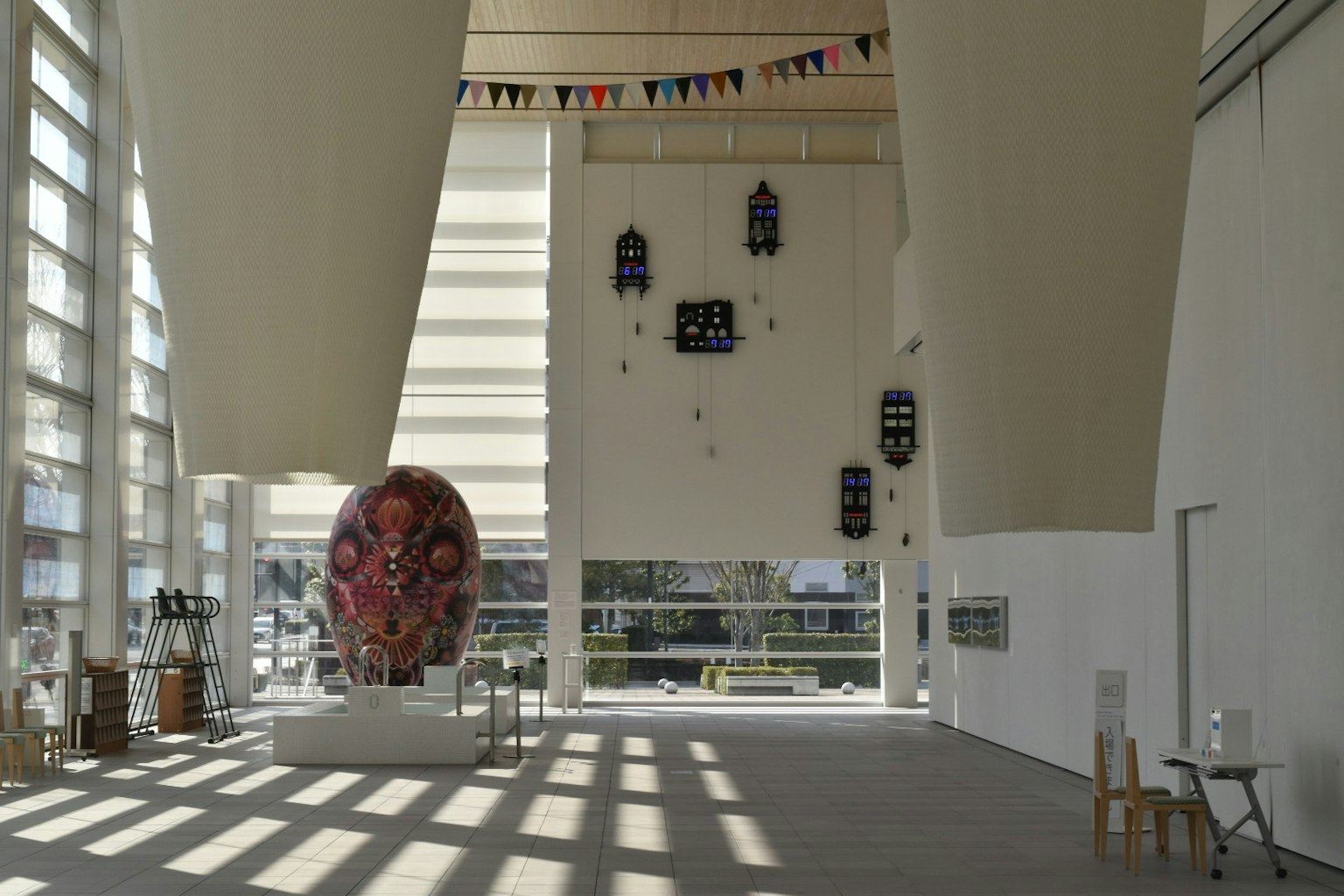 Interno spazioso di una galleria d'arte moderna con una grande scultura e elementi decorativi