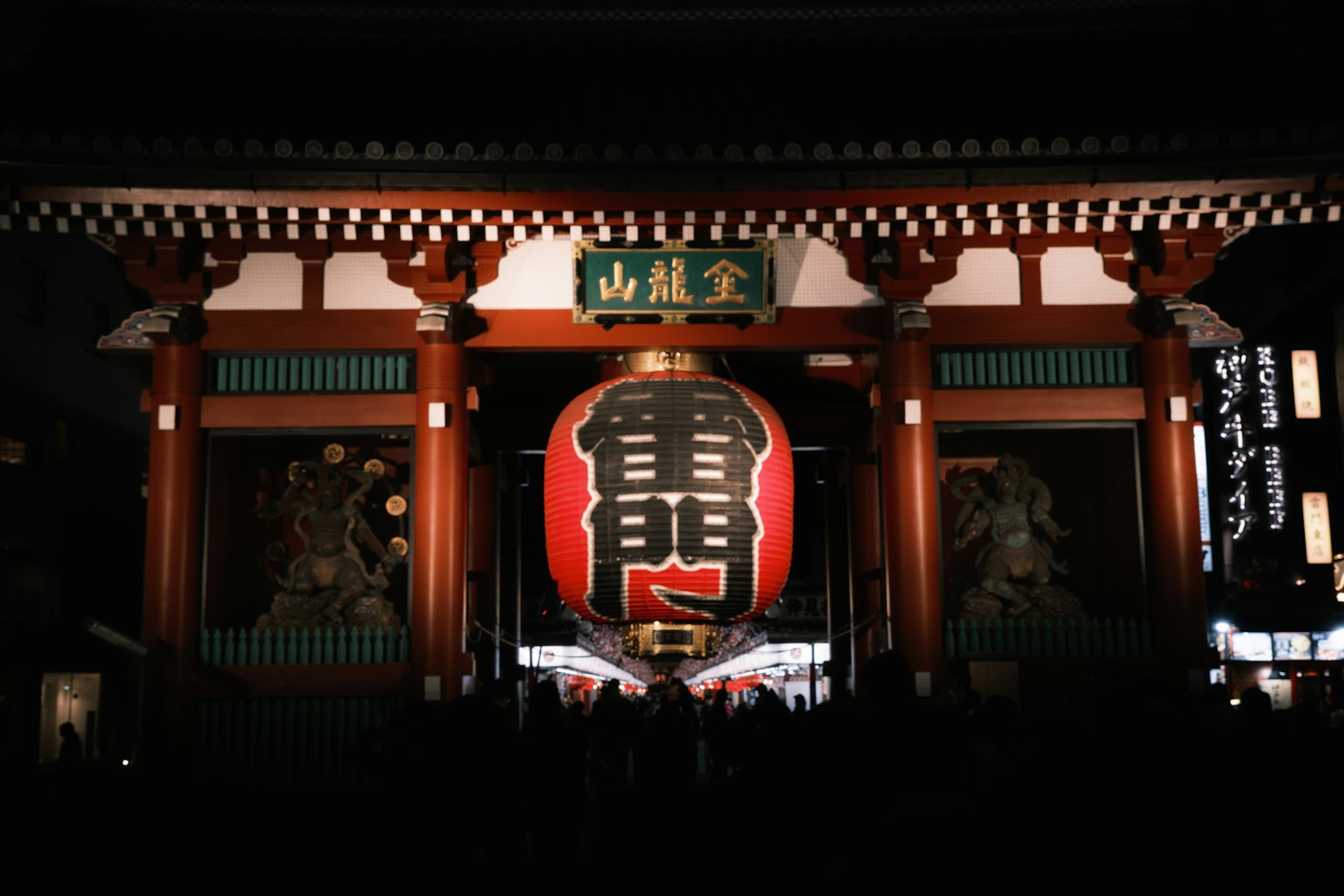 Schöne Aussicht auf das Kaminarimon-Tor des Senso-ji-Tempels und die große Laterne bei Nacht
