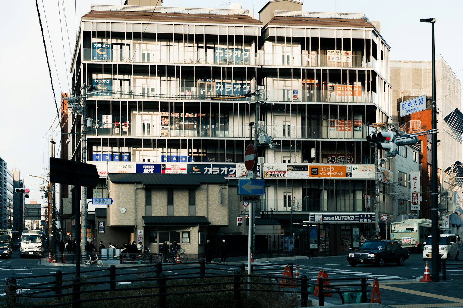 Außenansicht eines alten Geschäftsgebäudes an einer Verkehrs Kreuzung