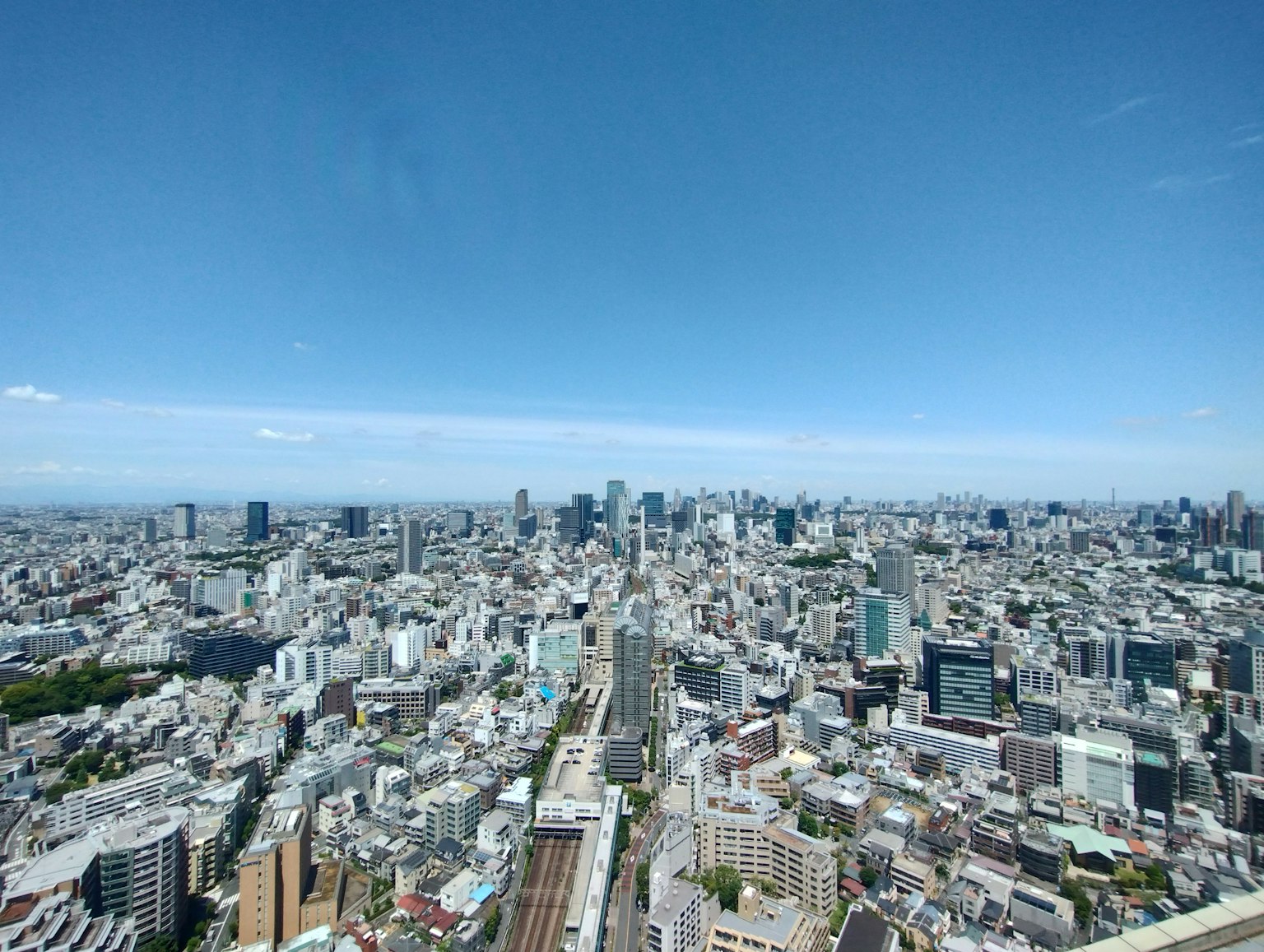 Ampia vista sullo skyline di Tokyo con numerosi grattacieli