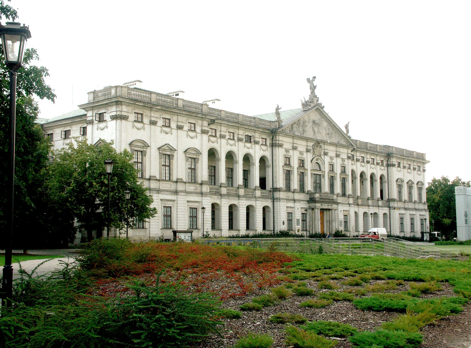 Edificio storico bianco con giardini verdi