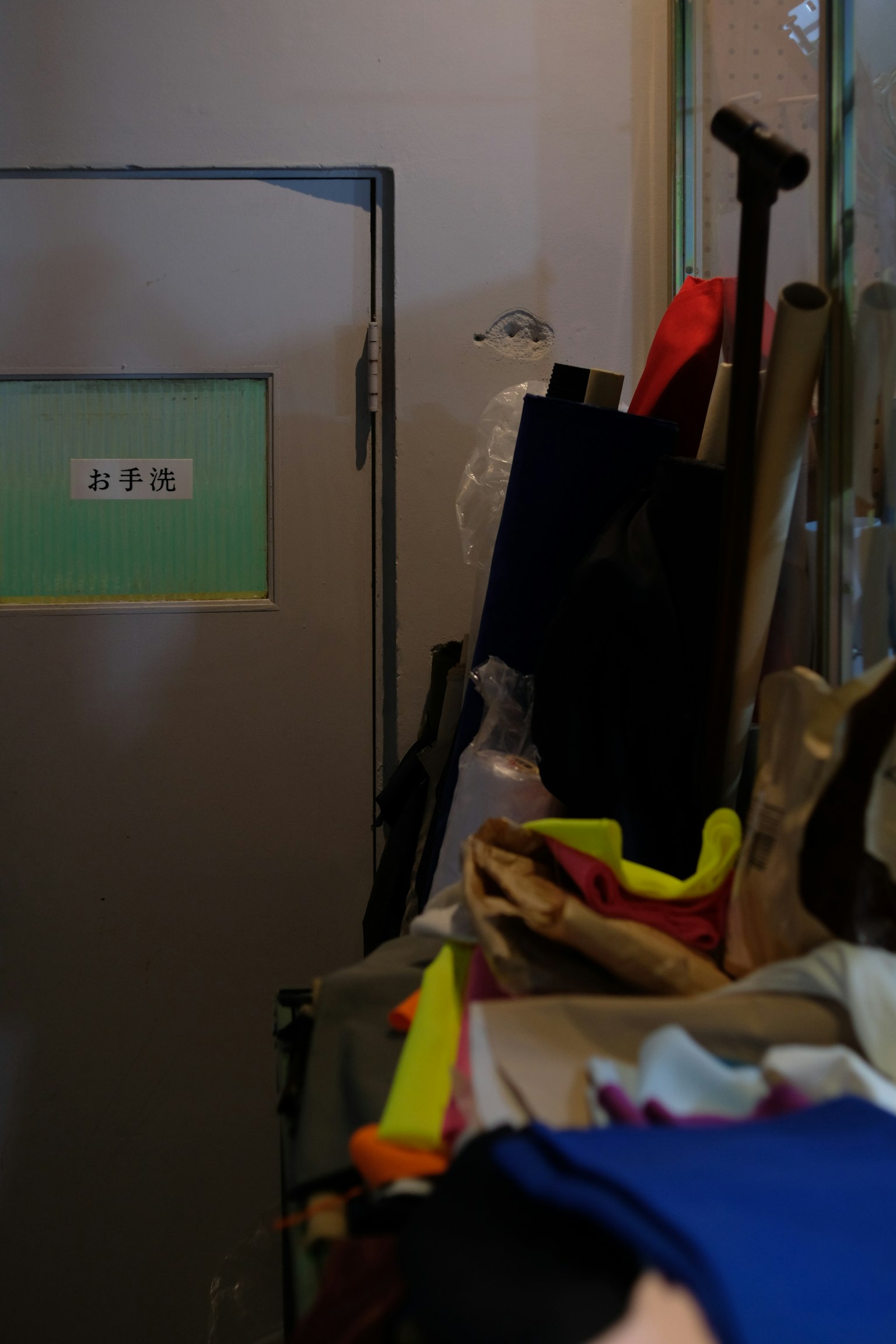 Hình ảnh cho thấy một hành lang với vải nhiều màu sắc và công cụ được sắp xếp