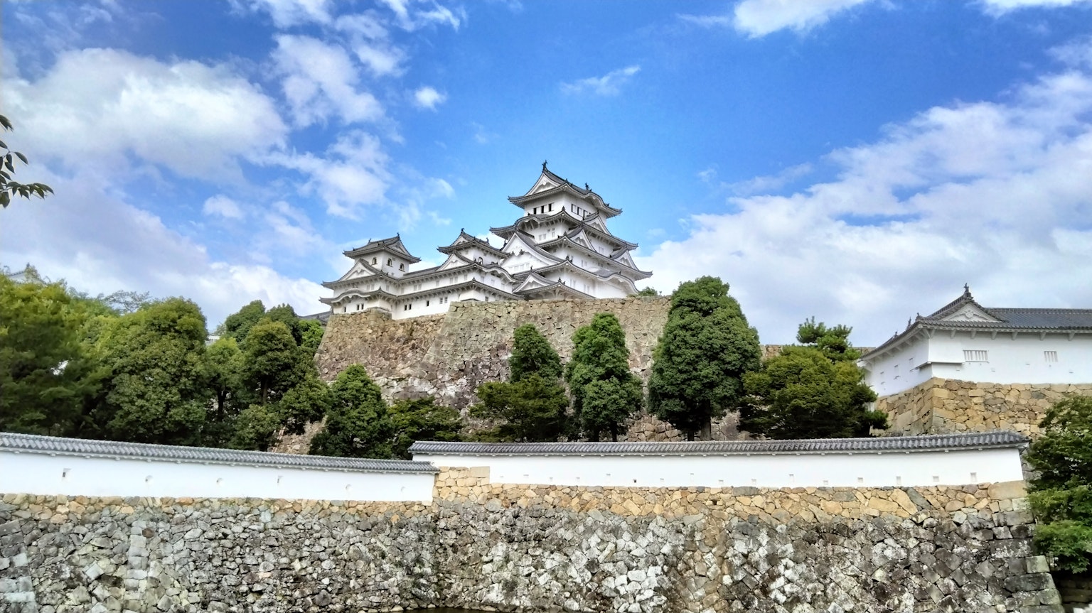 姬路城與綠樹和藍天相伴