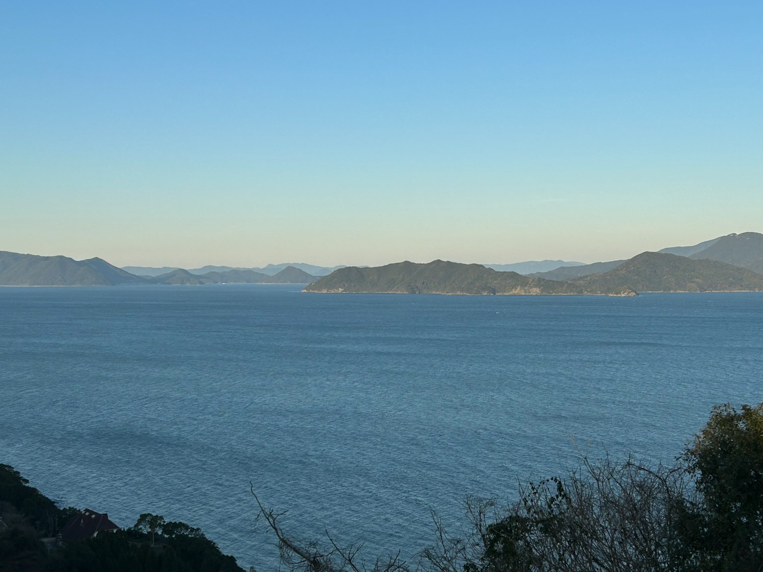 平靜的海洋和藍天的風景 遠處有島嶼