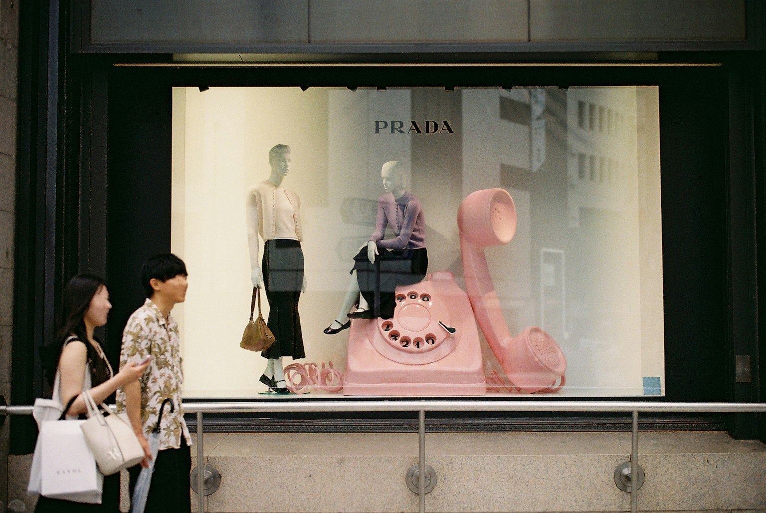 การแสดงแฟชั่นที่มีโทรศัพท์สีชมพูและหุ่น mannequins