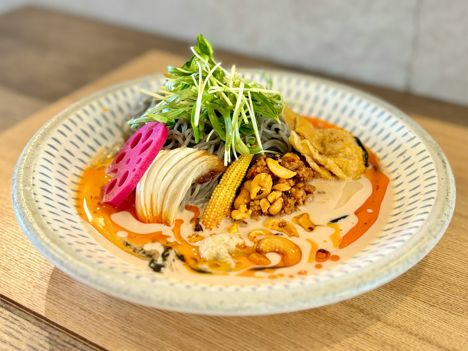 美麗的日式麵條菜餚五彩繽紛的配料粉色蘿蔔和綠色蔬菜