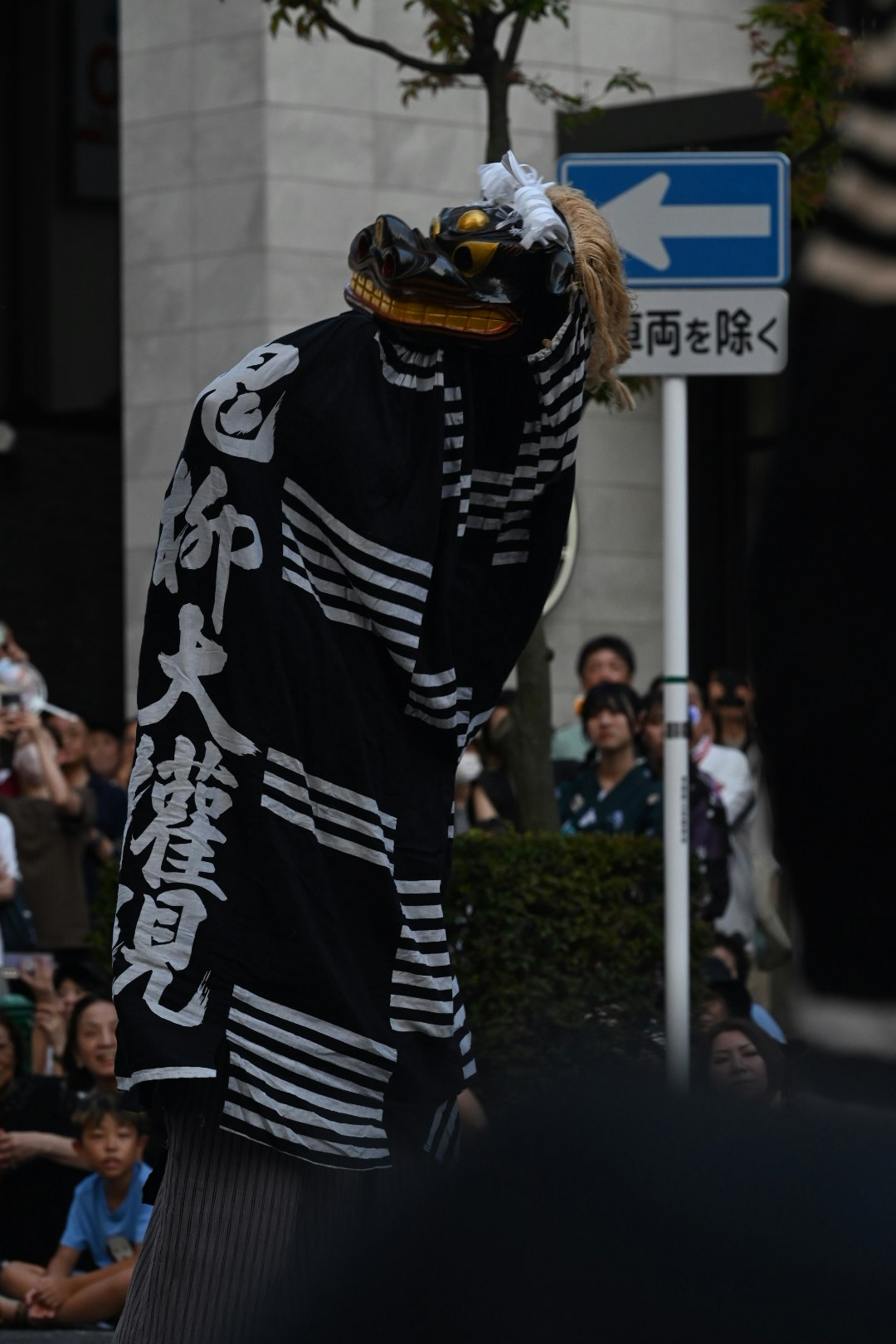 黑白服裝的遊行表演者與街道指示牌