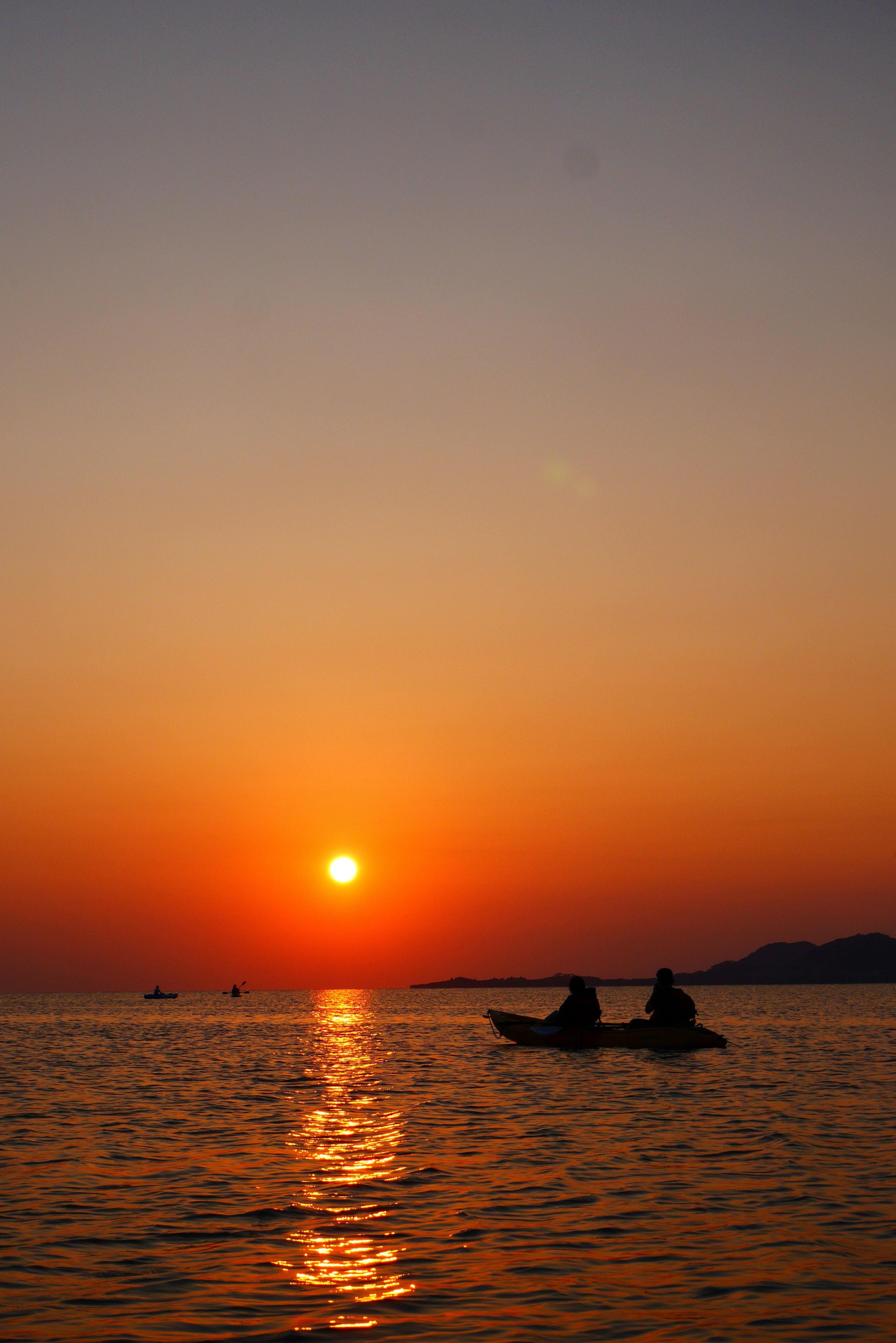 夕陽下海面上的皮划艇