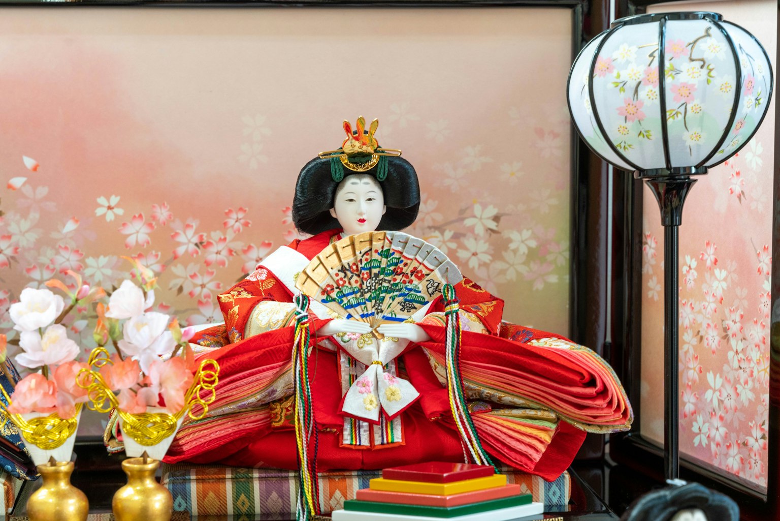 展示在生動背景中的美麗日本雛人偶