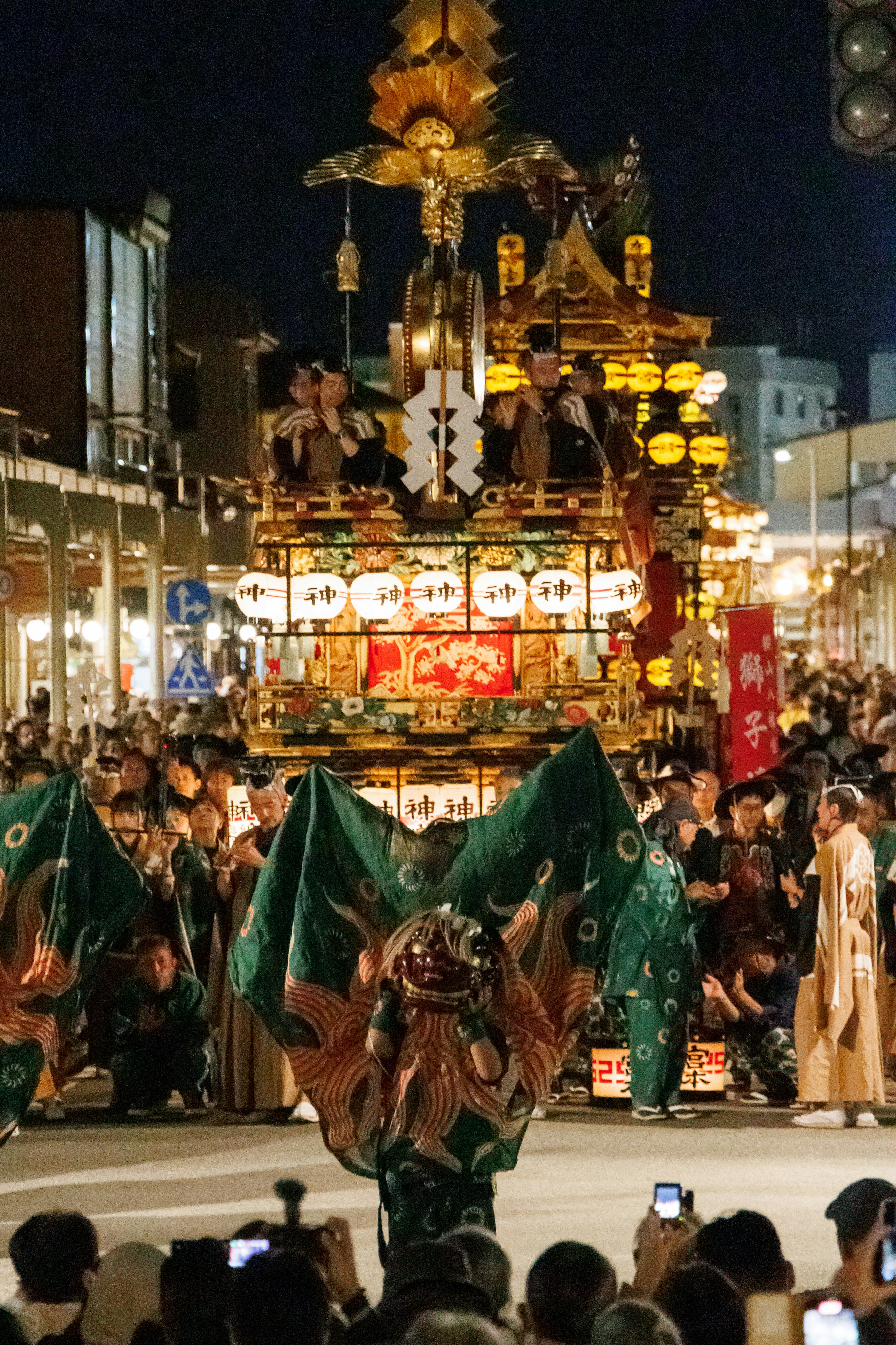 夜间的节日场景，浮动和表演者