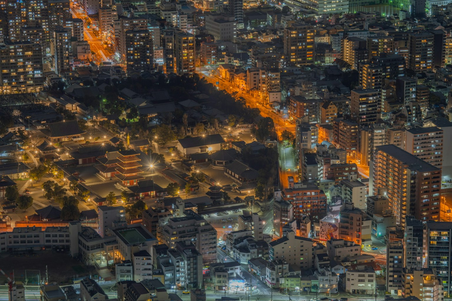 夜景城市的鸟瞰图，建筑和街道灯火通明