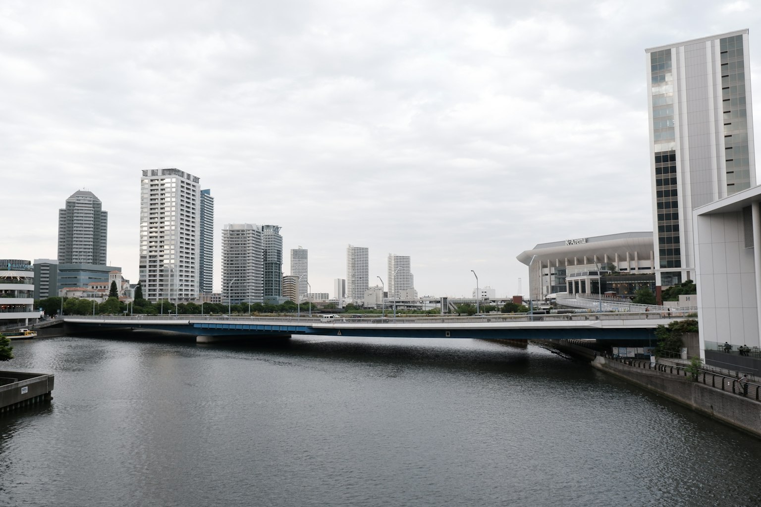 城市天际线与高层建筑和河上的桥