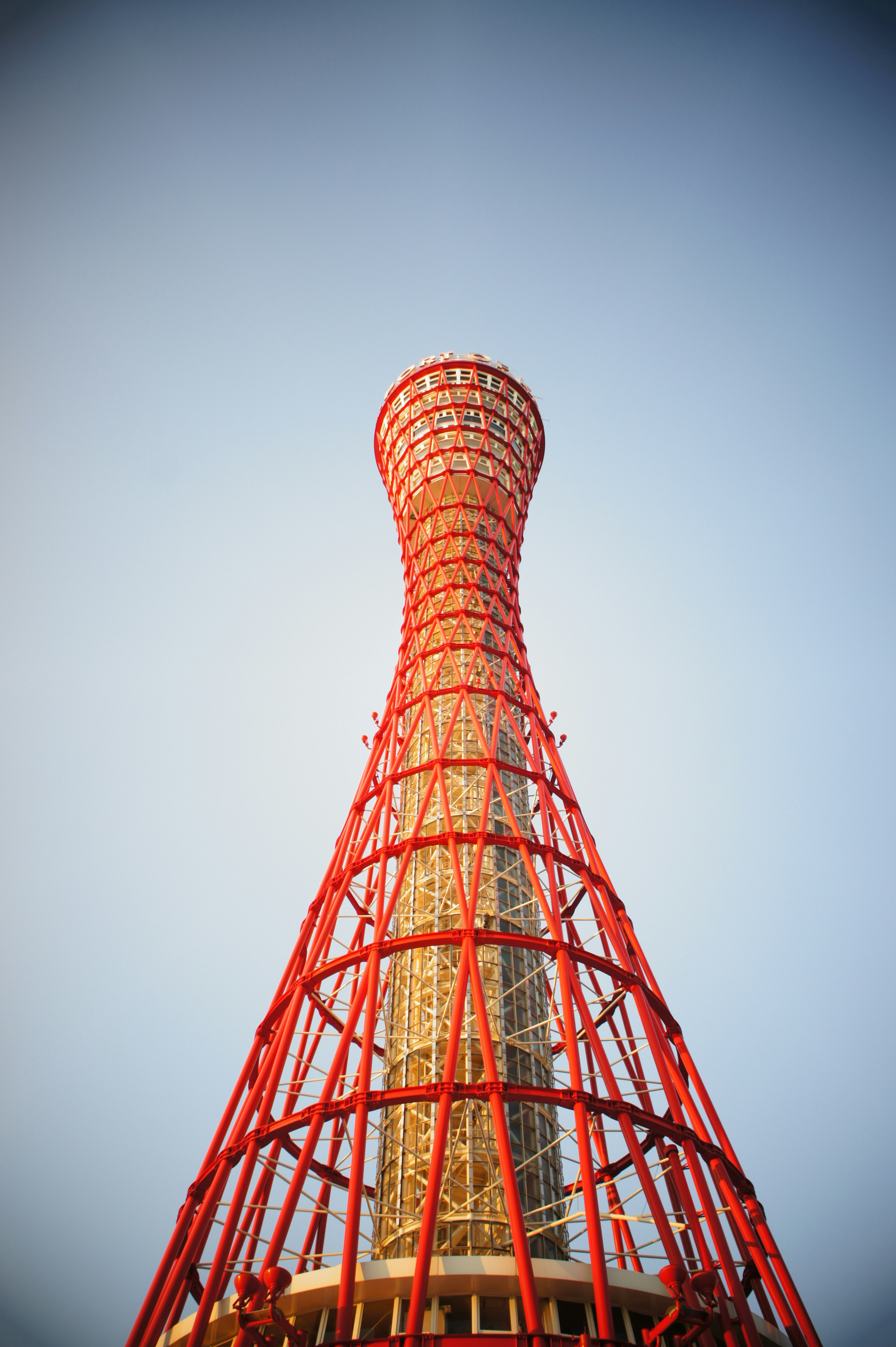 赤い展望塔の全景と青空