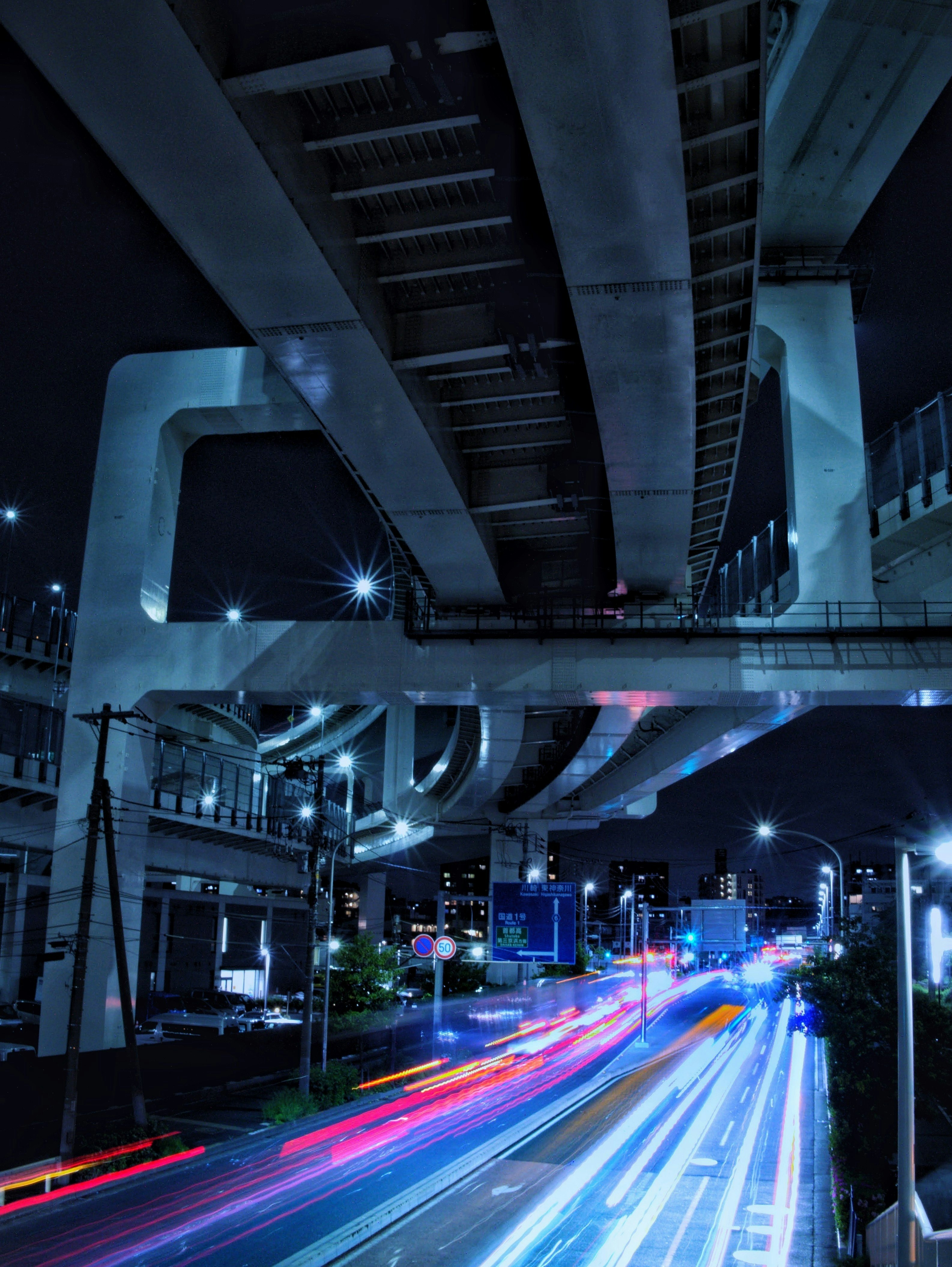 夜晚高架高速公路的長曝光光軌