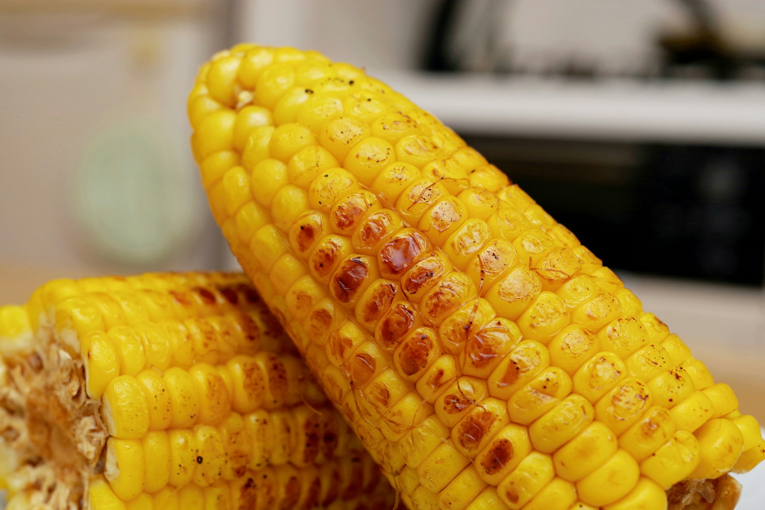 Dos mazorcas de maíz amarillo vibrante apiladas