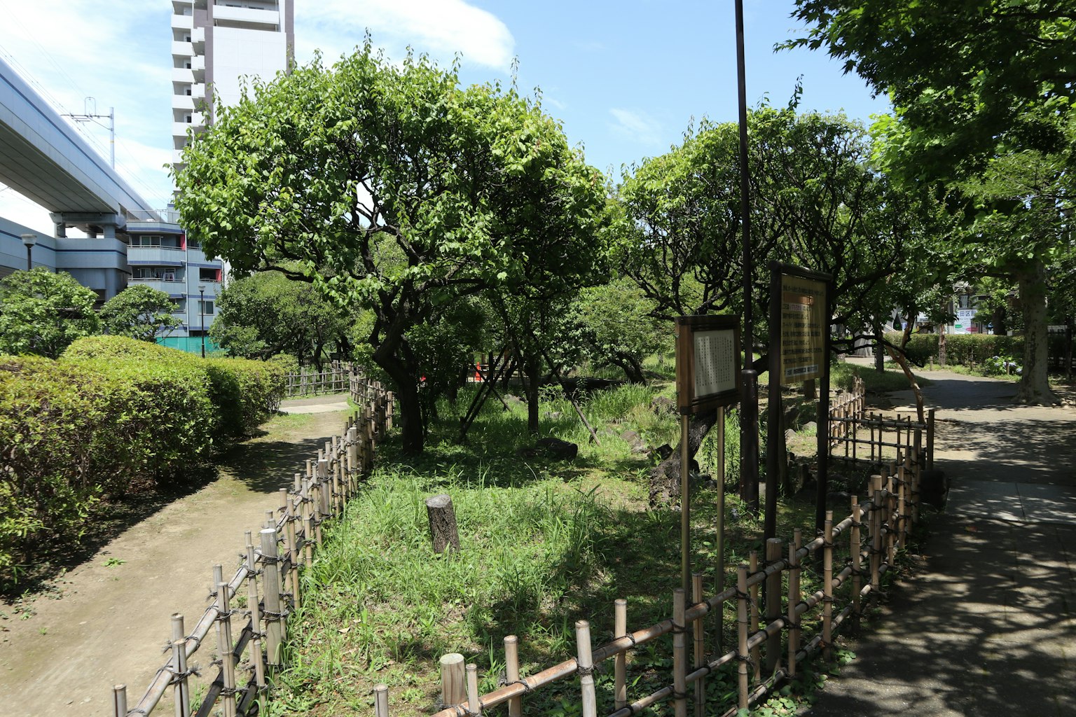 Paisaje de parque exuberante con cerca de bambú